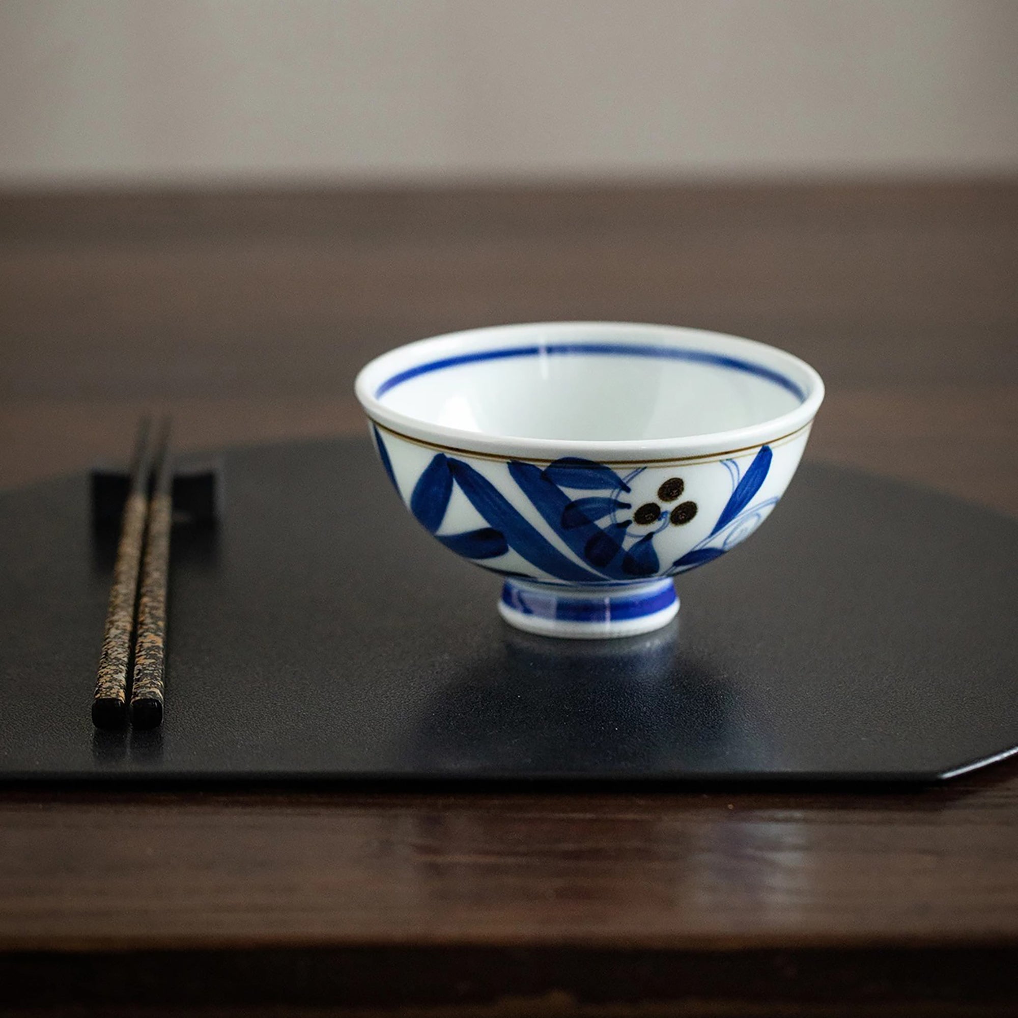Bol en porcelaine Mino-yaki Issei décor feuilles ondoyantes