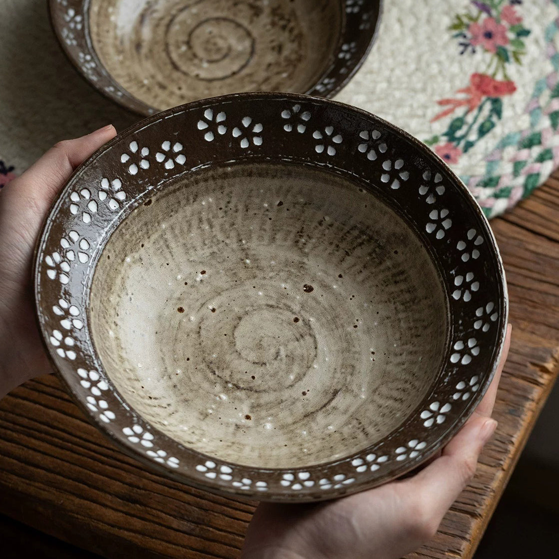 Bol artisanal en céramique style Wabi-Sabi avec Petites fleurs blanches