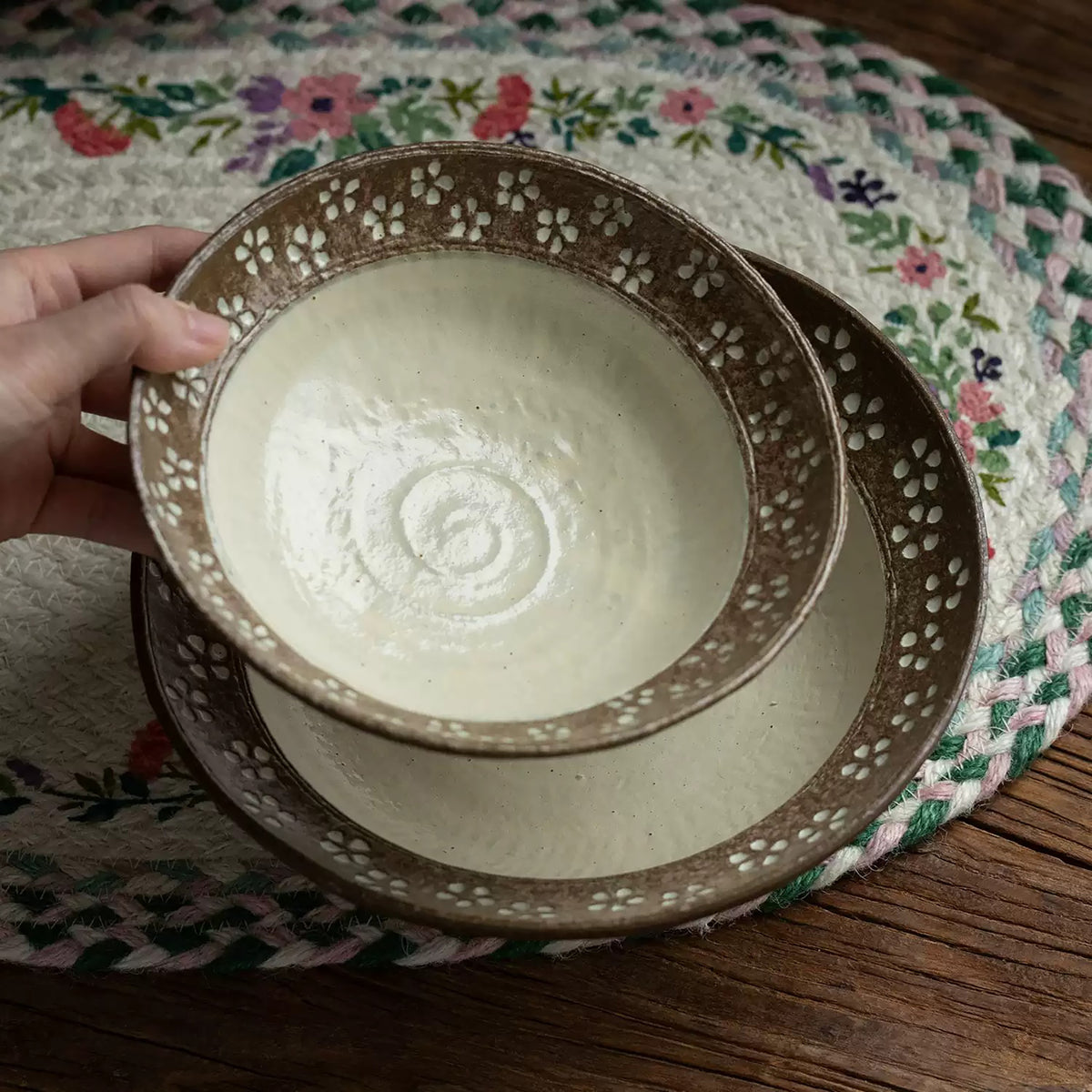 Bol artisanal en céramique style Wabi-Sabi avec Petites fleurs blanches