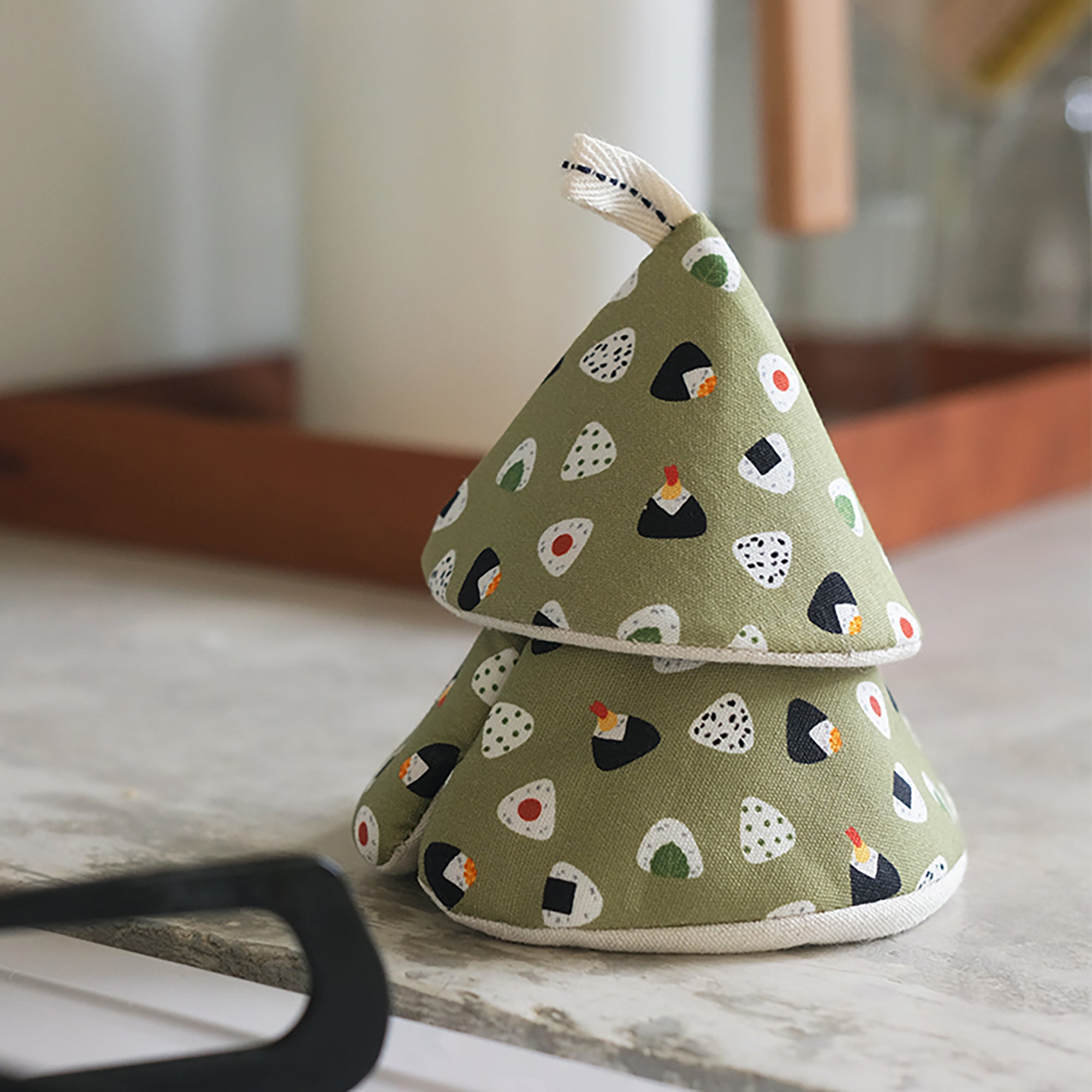 Chapeau isolant triangulaire en tissu Shimoyama