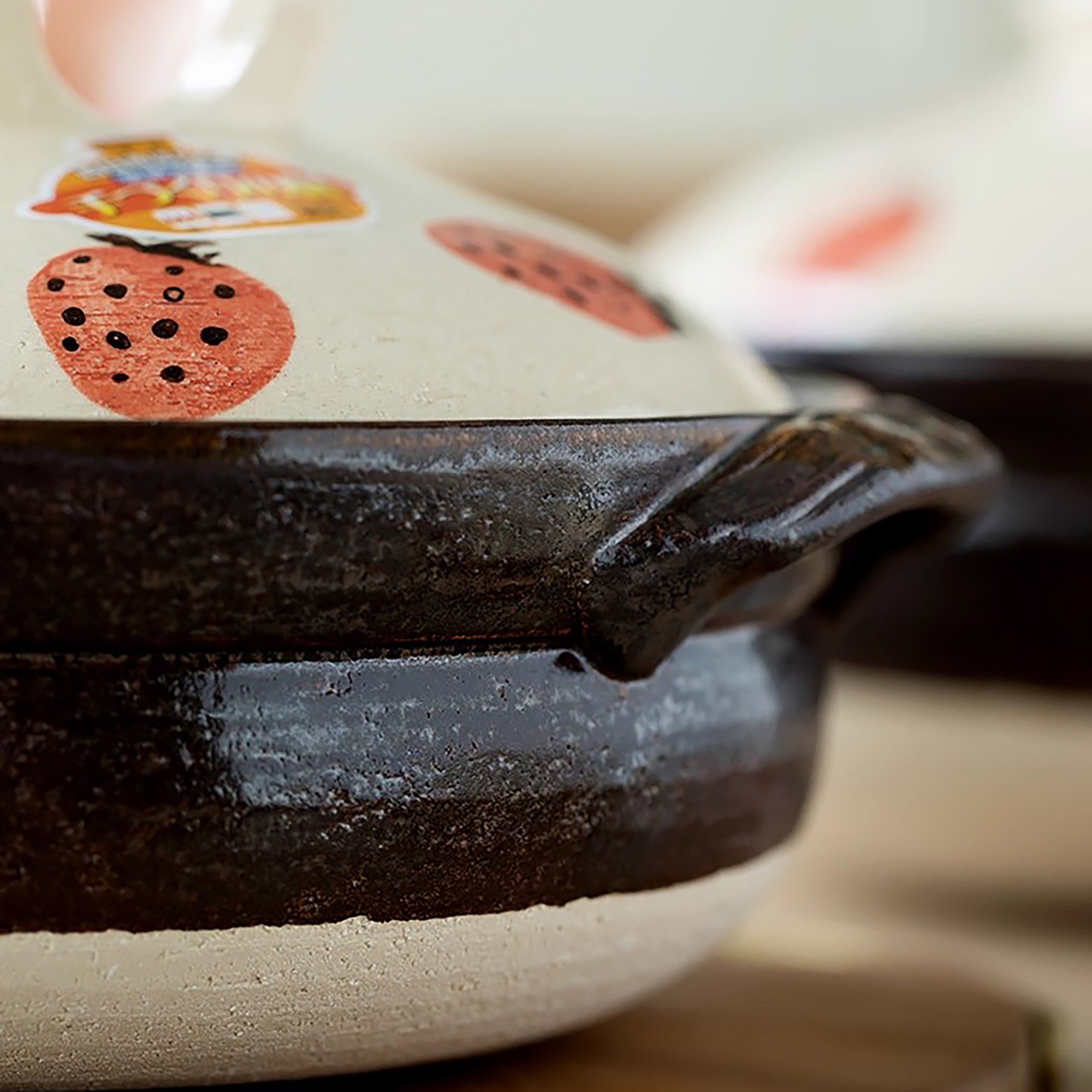 Donabe Banko-yaki peint à la main avec motif fraise