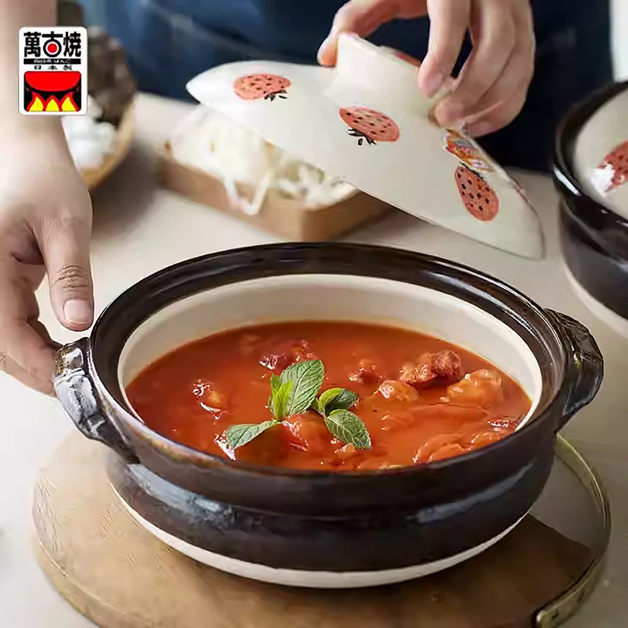 Donabe Banko-yaki peint à la main avec motif fraise