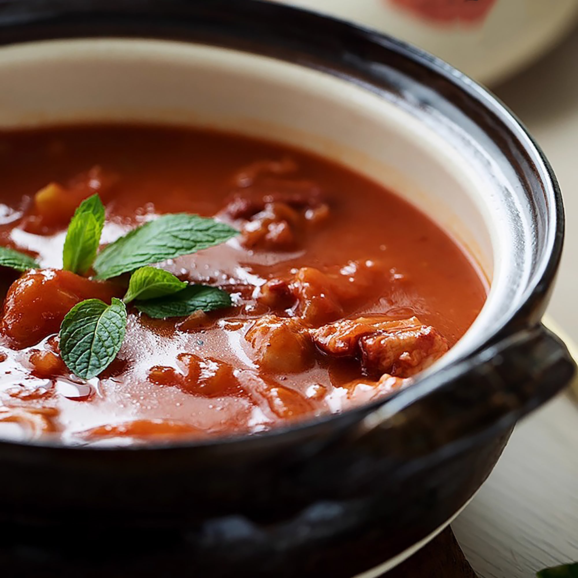 Donabe Banko-yaki peint à la main avec motif fraise