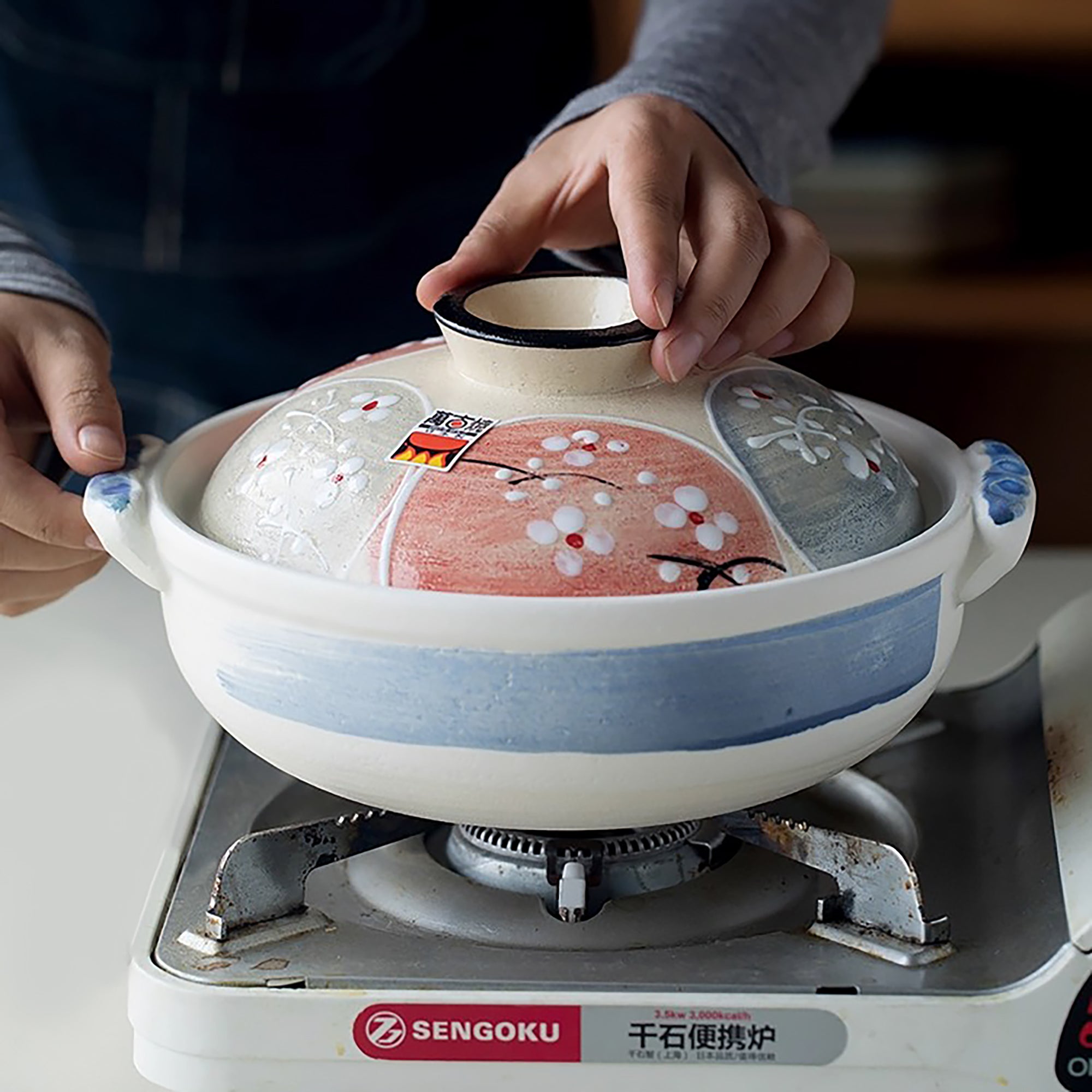 Donabe Banko-yaki avec motif fleur de cerisier.