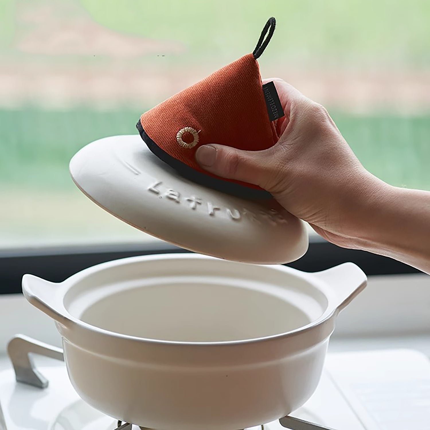 Couvre-casserole brodé à la main