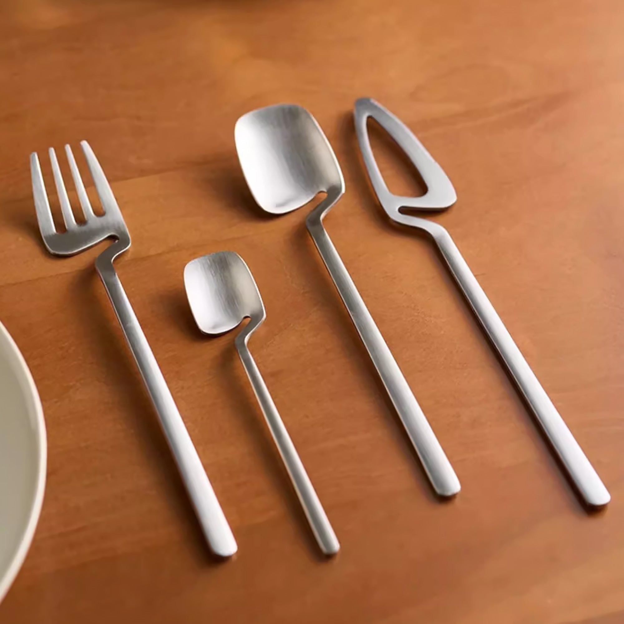 Couverts minimalistes en acier inoxydable avec design suspendu