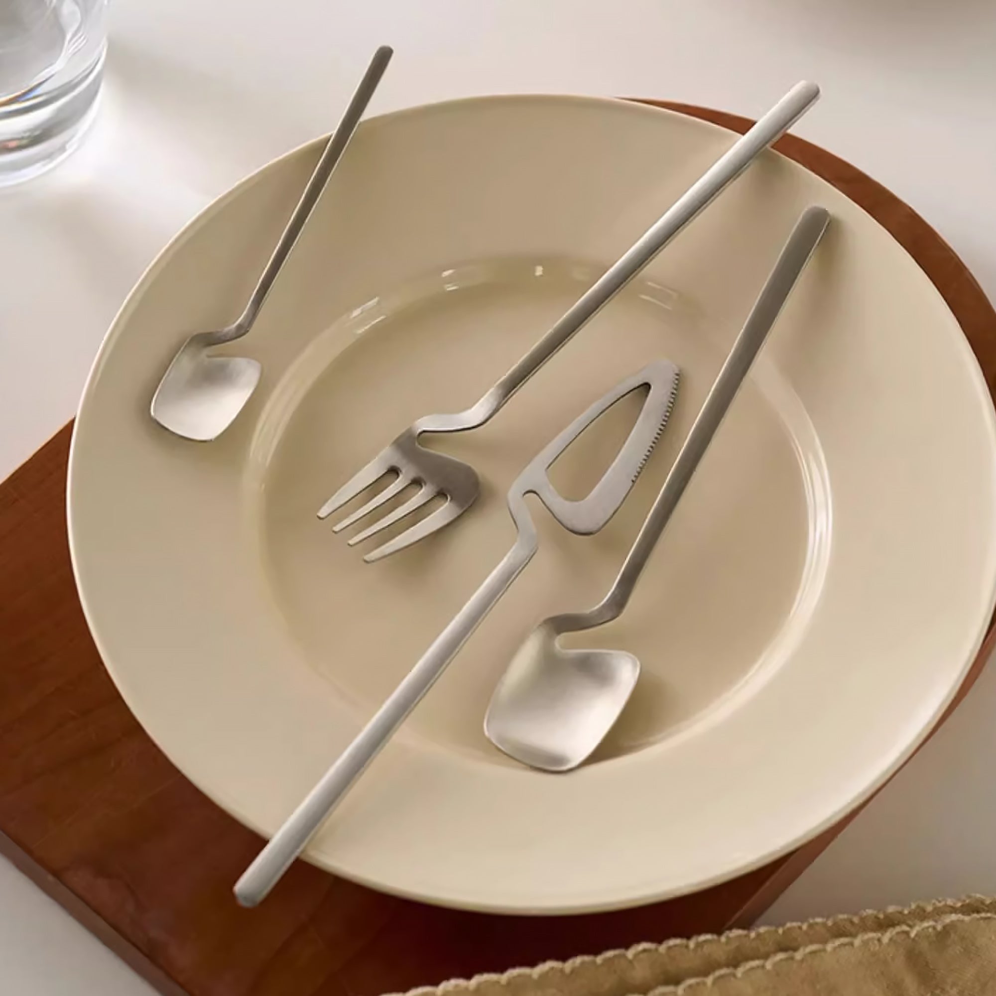Couverts minimalistes en acier inoxydable avec design suspendu