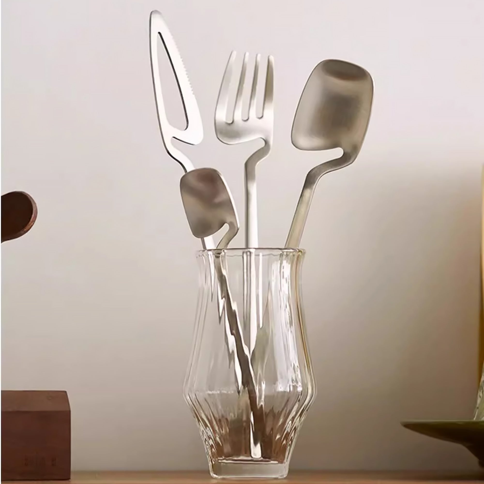 Couverts minimalistes en acier inoxydable avec design suspendu