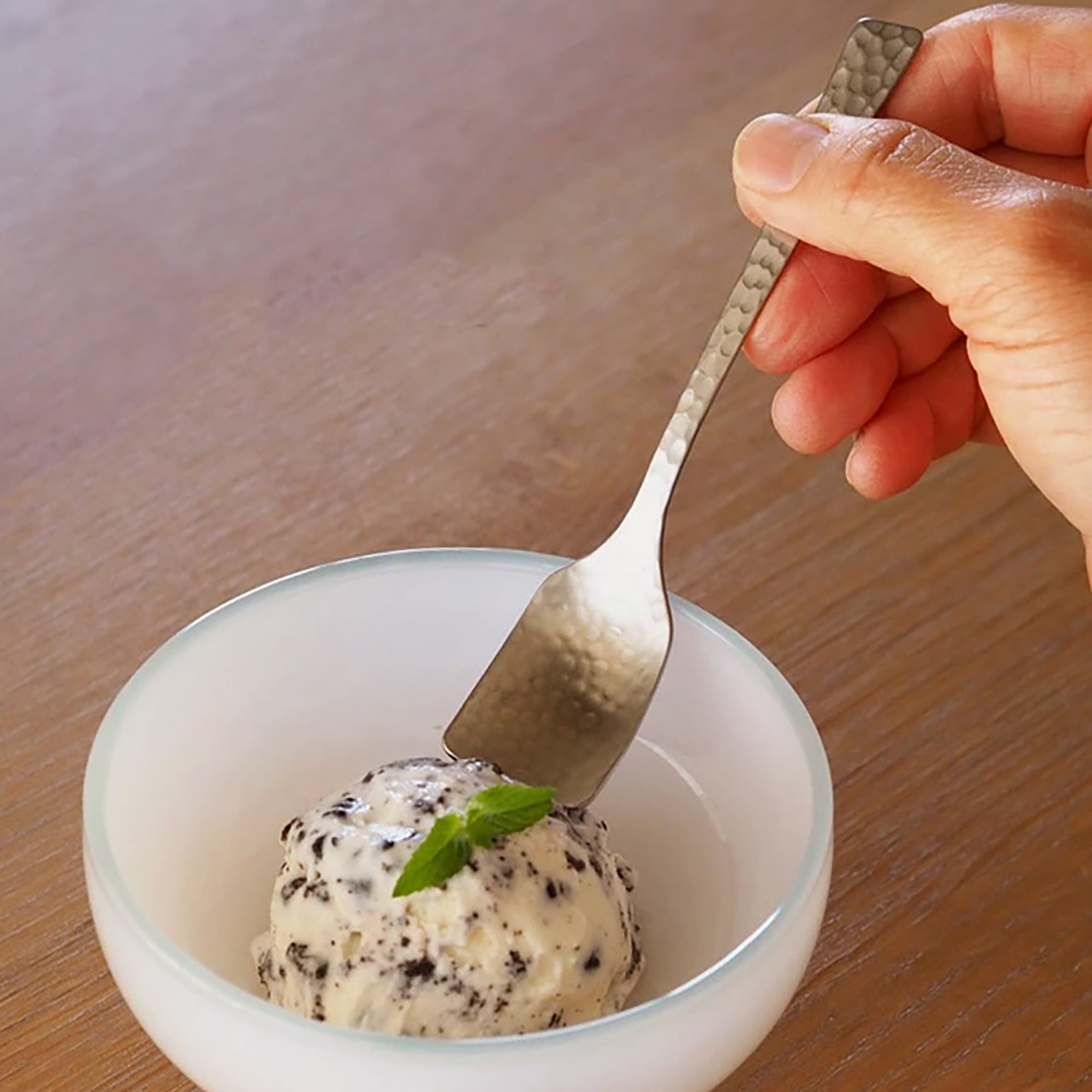 Cuillère à dessert martelée en acier inoxydable Shimoyama