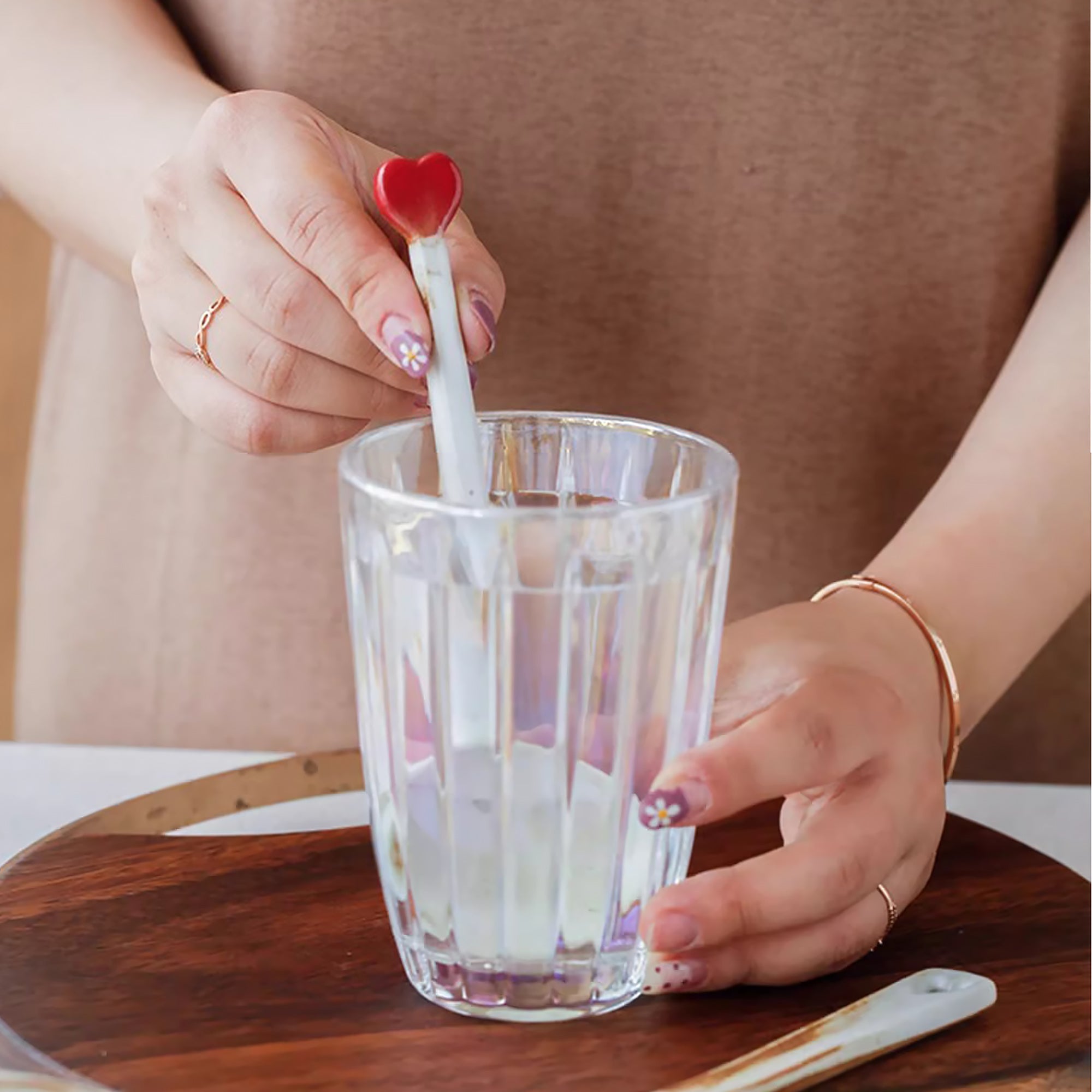 Cuillère artisanale en grès avec cœur rouge