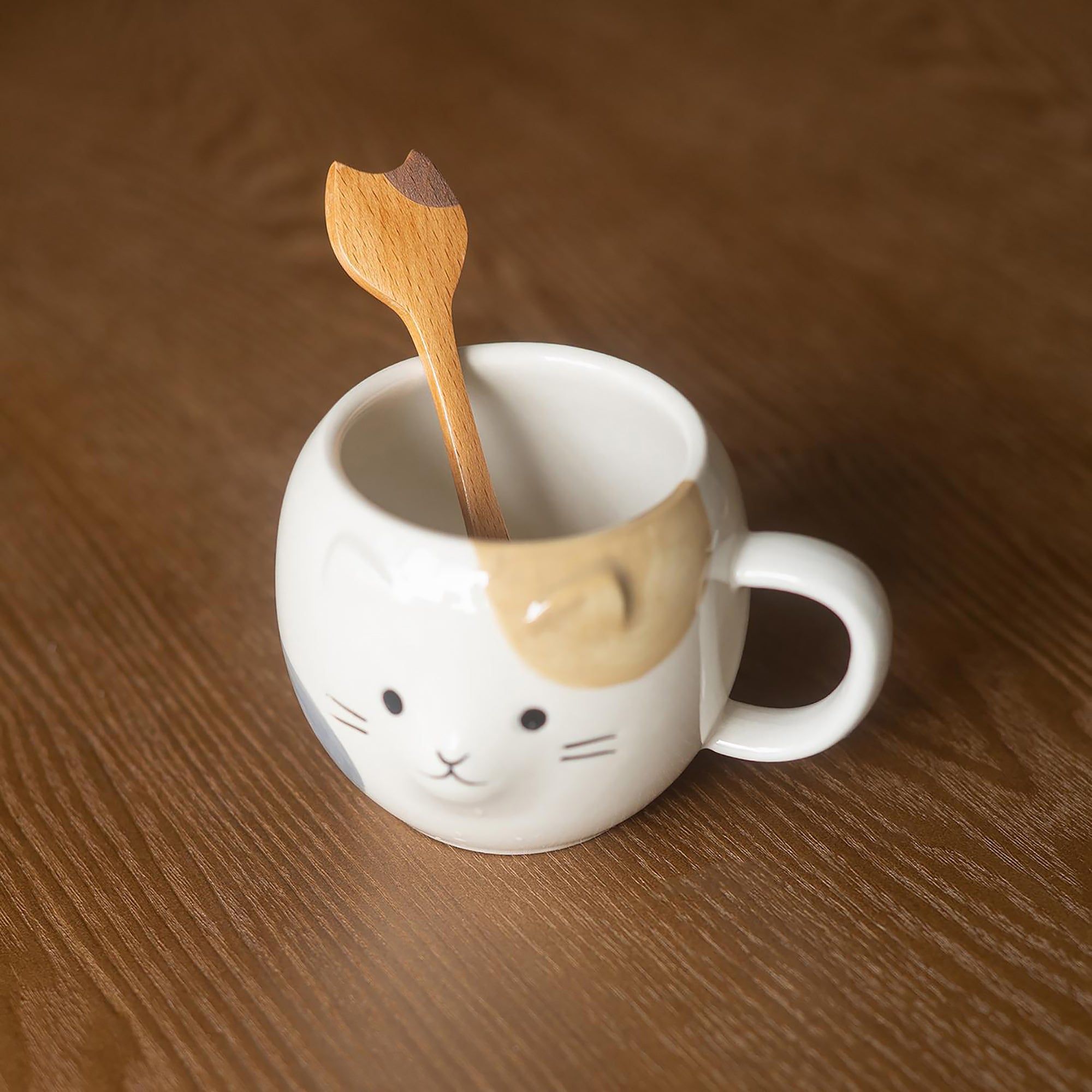 Cuillère et assiette en bois avec motif de chat