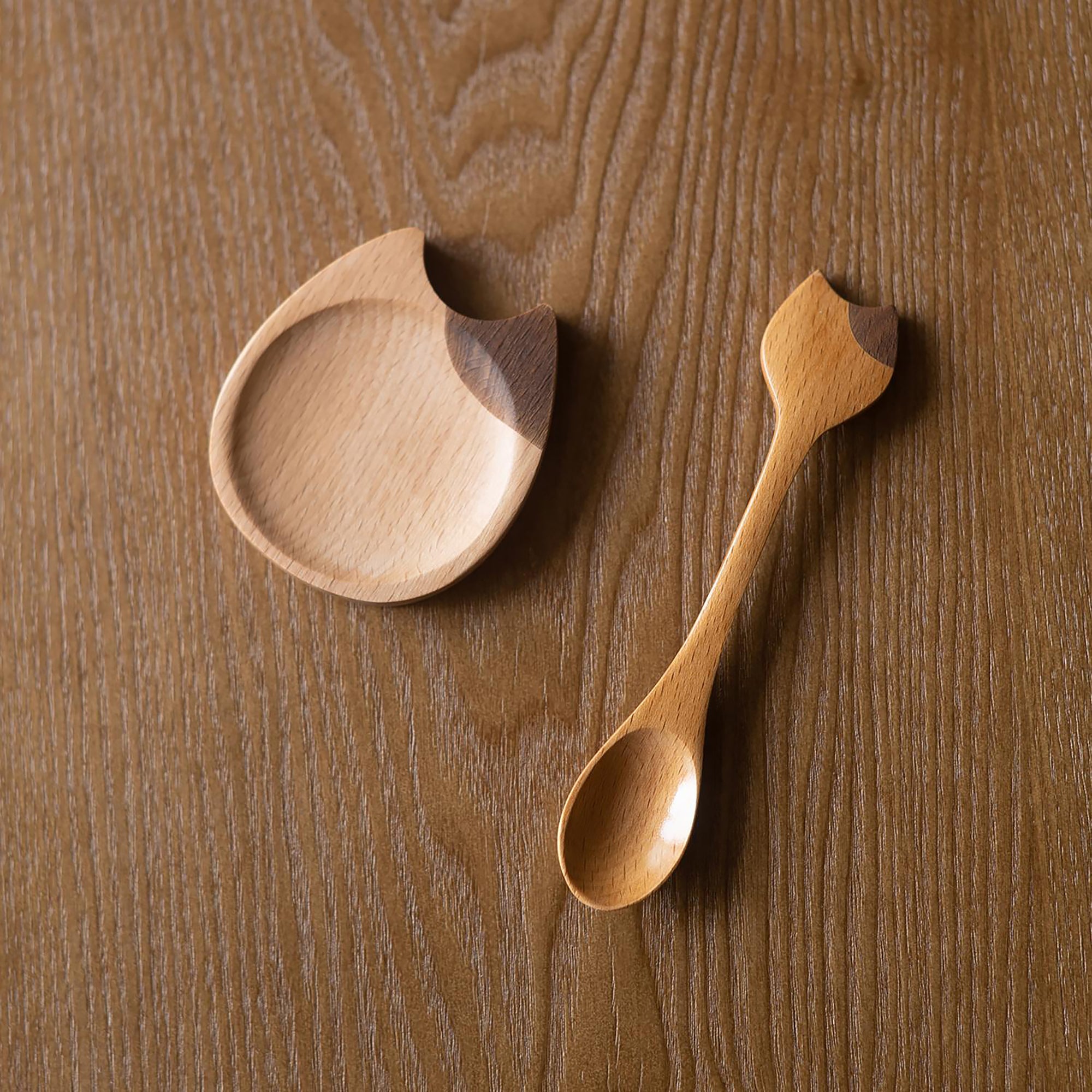 Cuillère et assiette en bois avec motif de chat