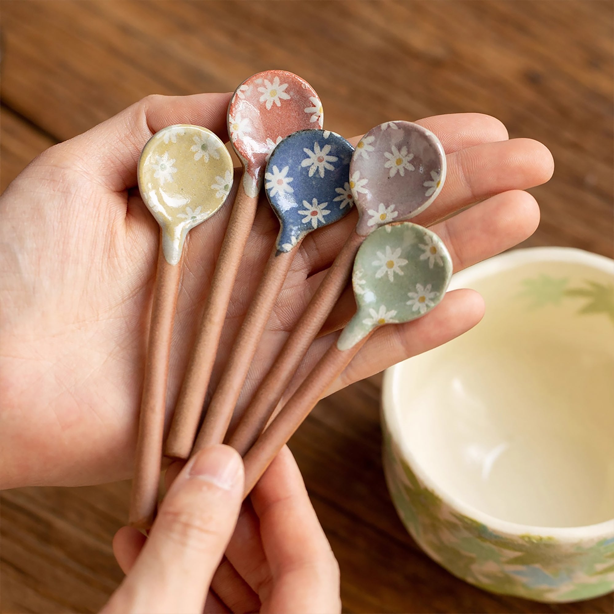 Cuillère à café en grès Minoyaki avec motif fleurs