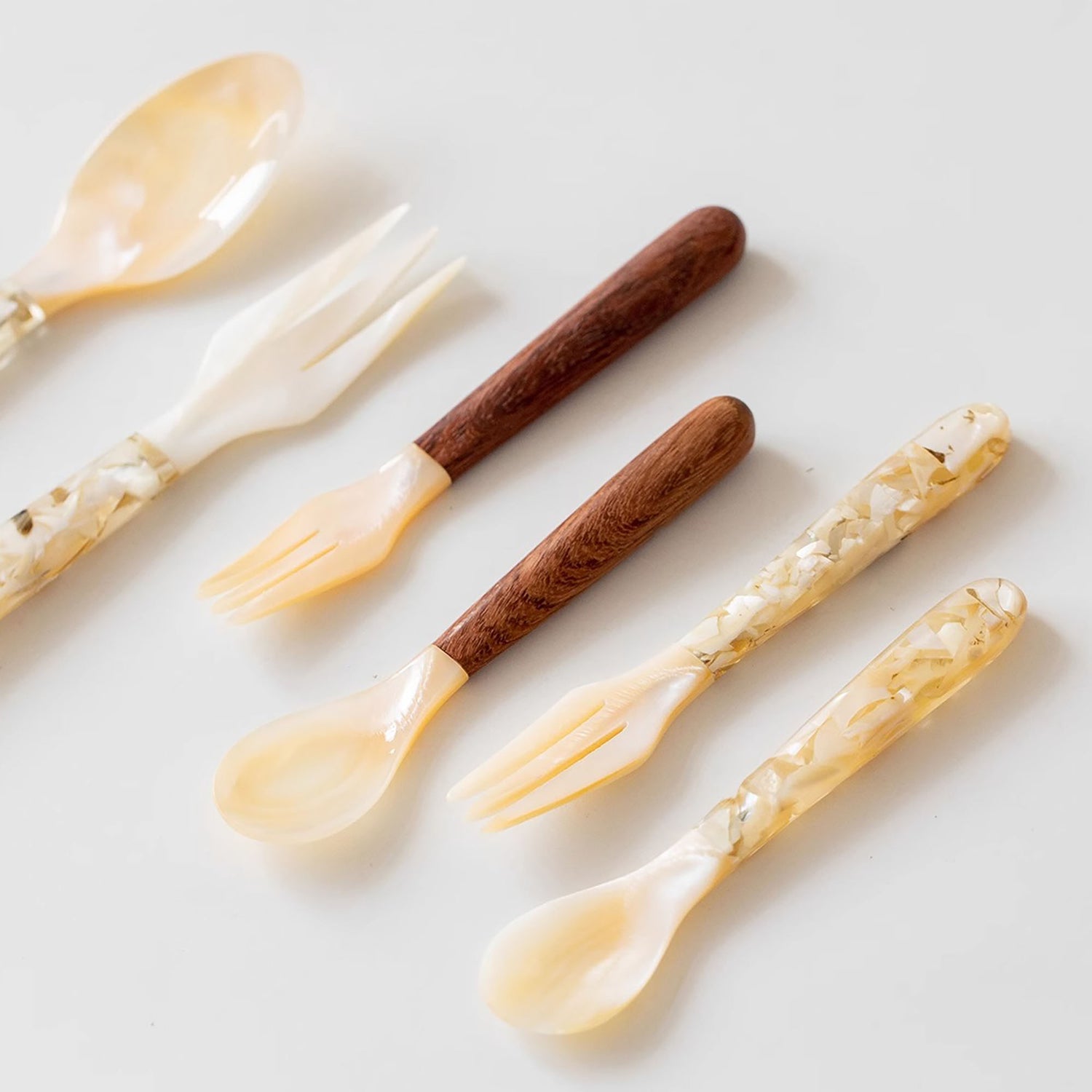 Fourchette et cuillère à dessert en nacre naturelle
