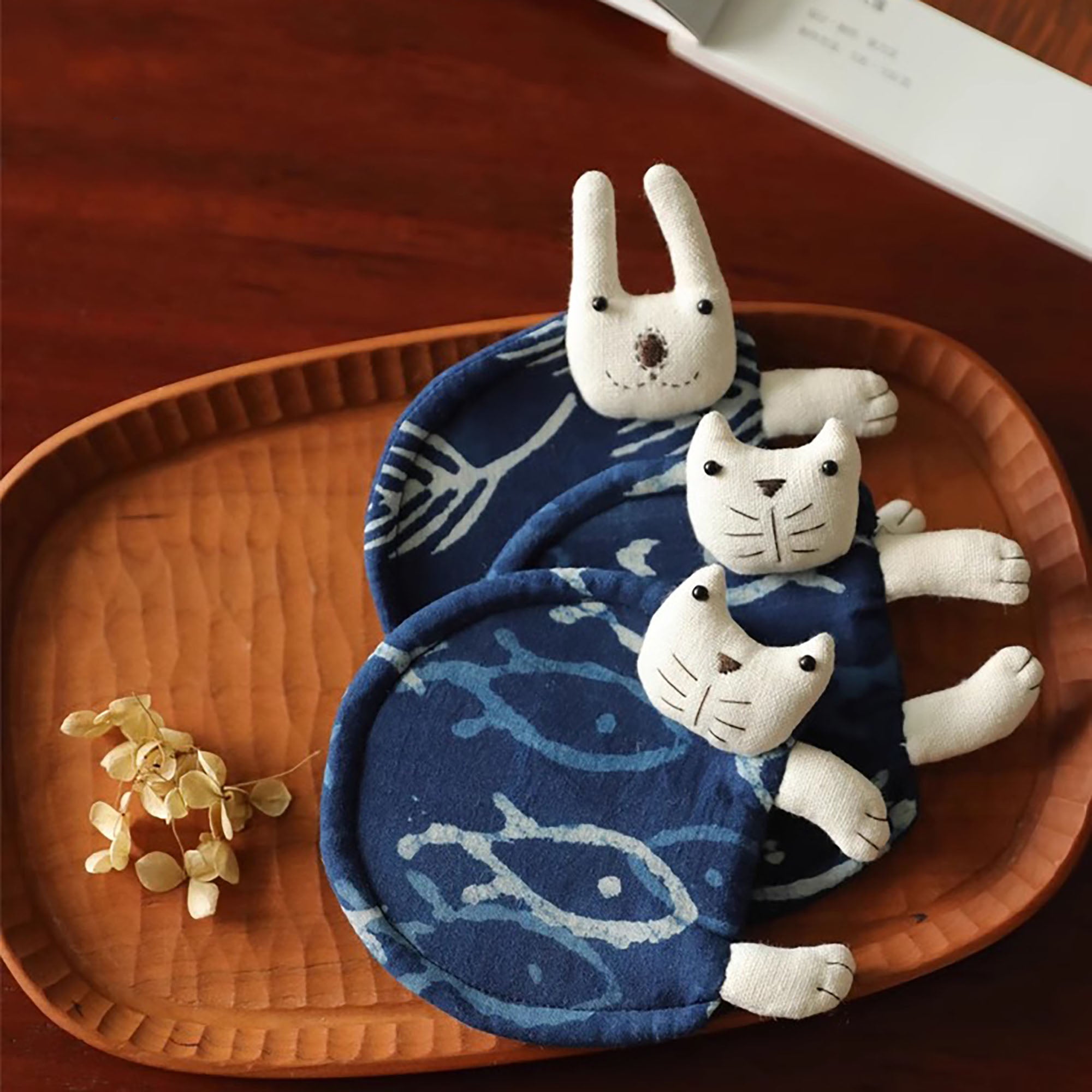 Dessous de tasse en teinture artisanale avec motifs chat et lapin