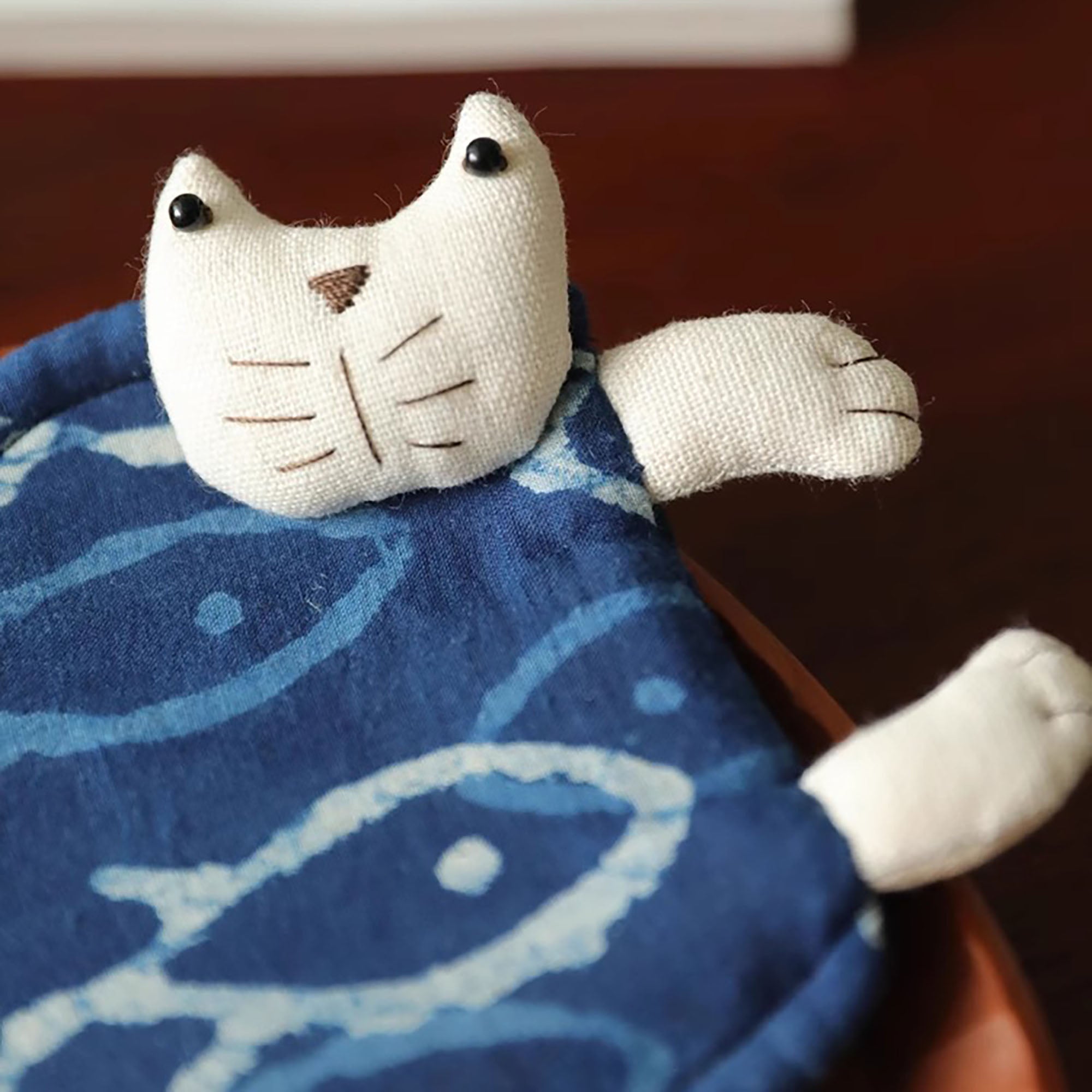 Dessous de tasse en teinture artisanale avec motifs chat et lapin