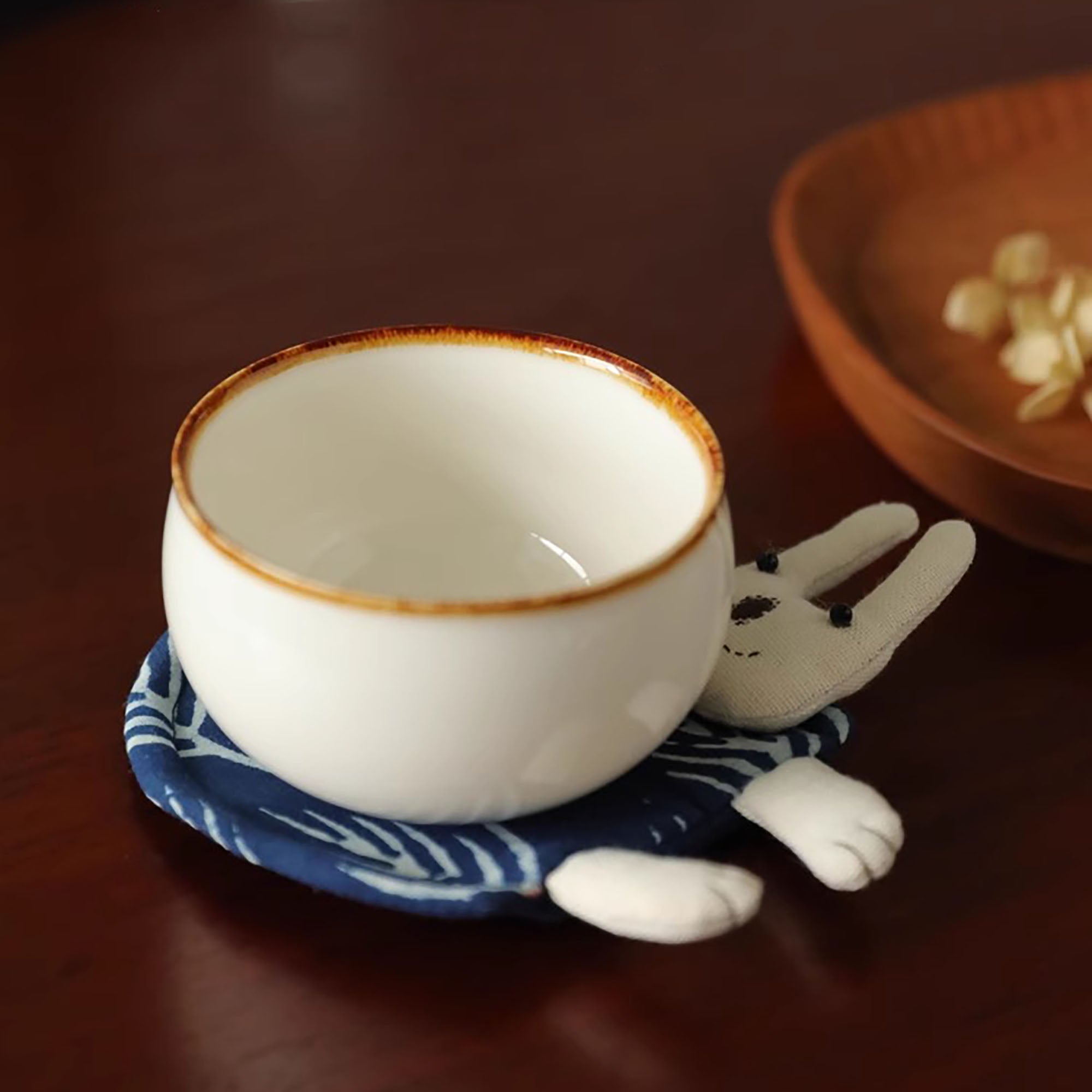 Dessous de tasse en teinture artisanale avec motifs chat et lapin