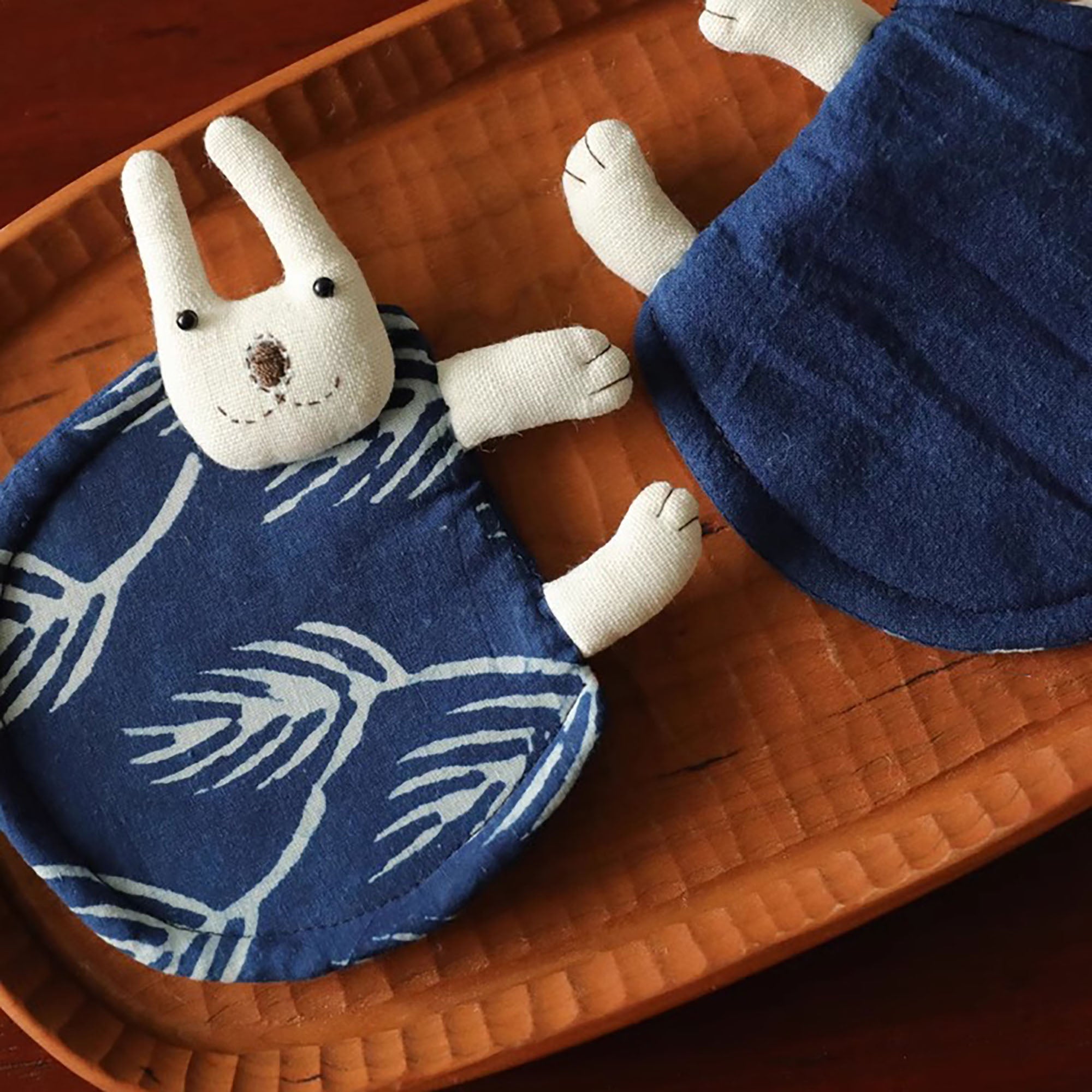 Dessous de tasse en teinture artisanale avec motifs chat et lapin