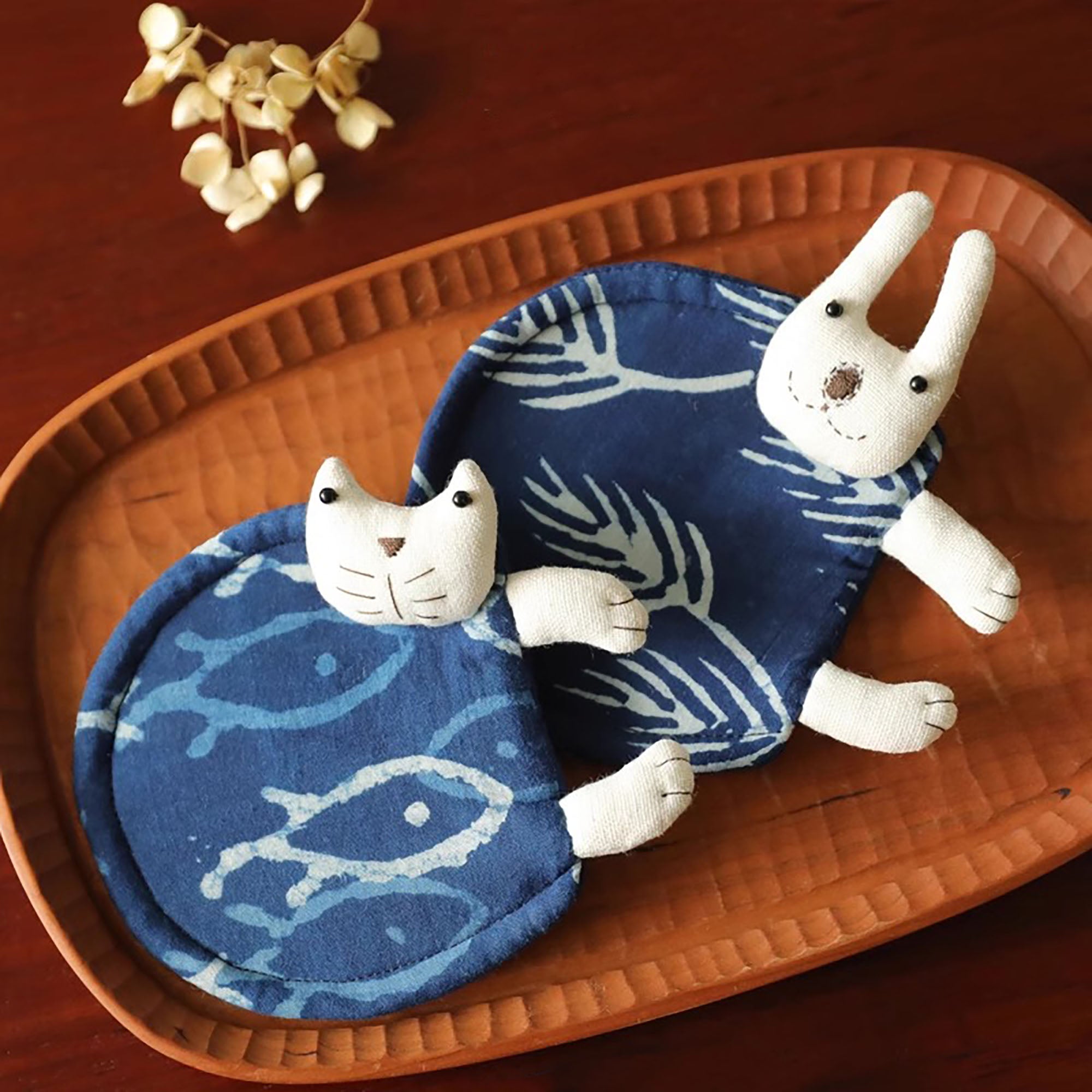 Dessous de tasse en teinture artisanale avec motifs chat et lapin