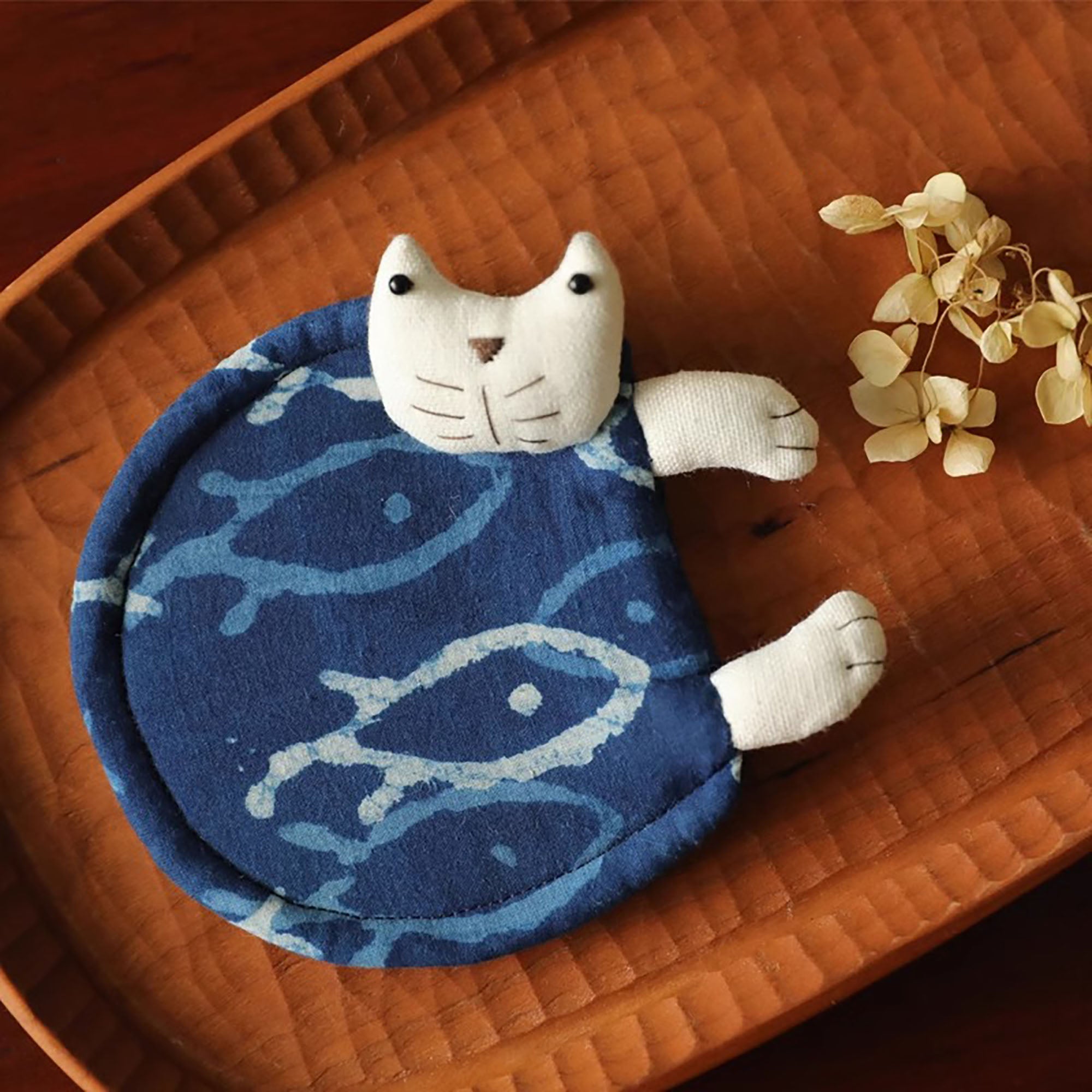 Dessous de tasse en teinture artisanale avec motifs chat et lapin