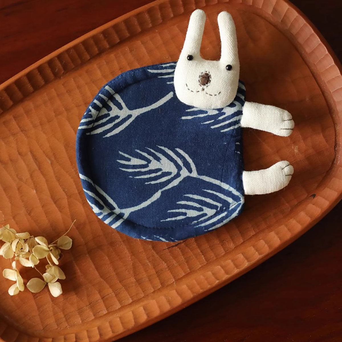 Dessous de tasse en teinture artisanale avec motifs chat et lapin