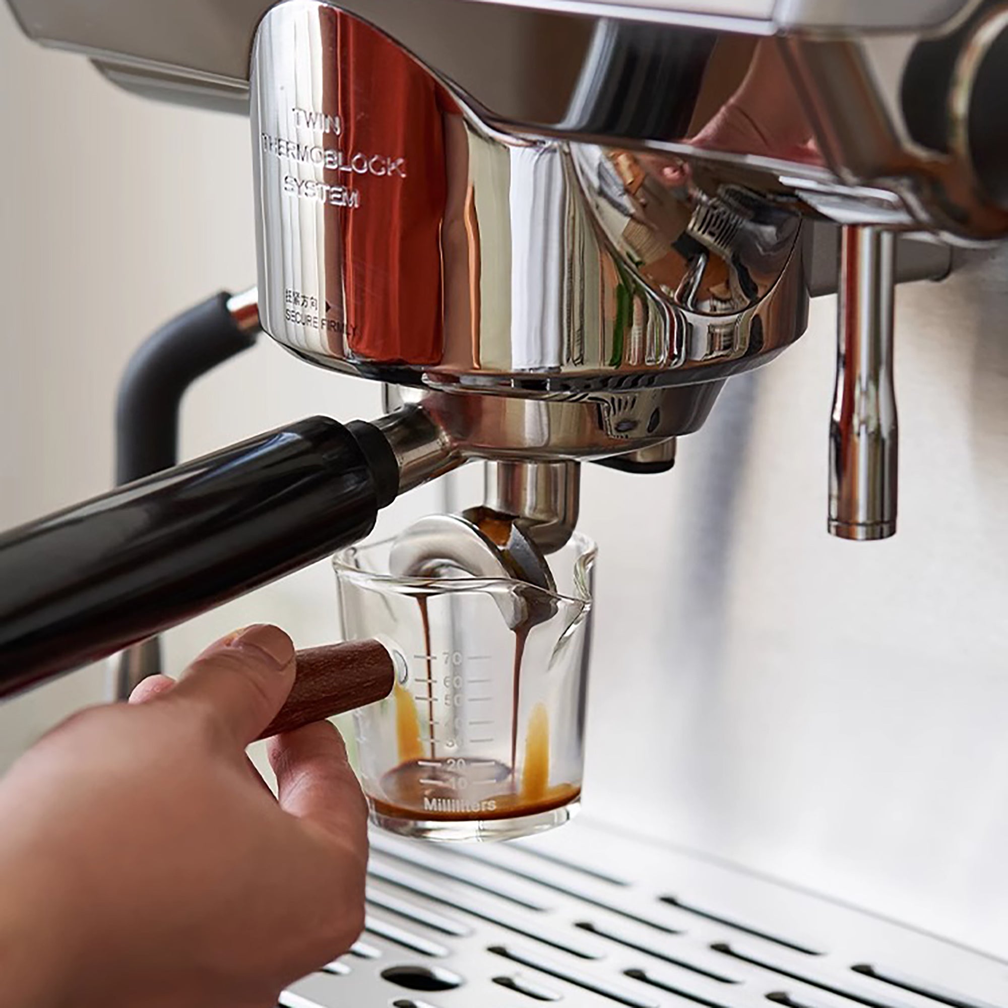 Verre doseur en borosilicate avec double bec verseur
