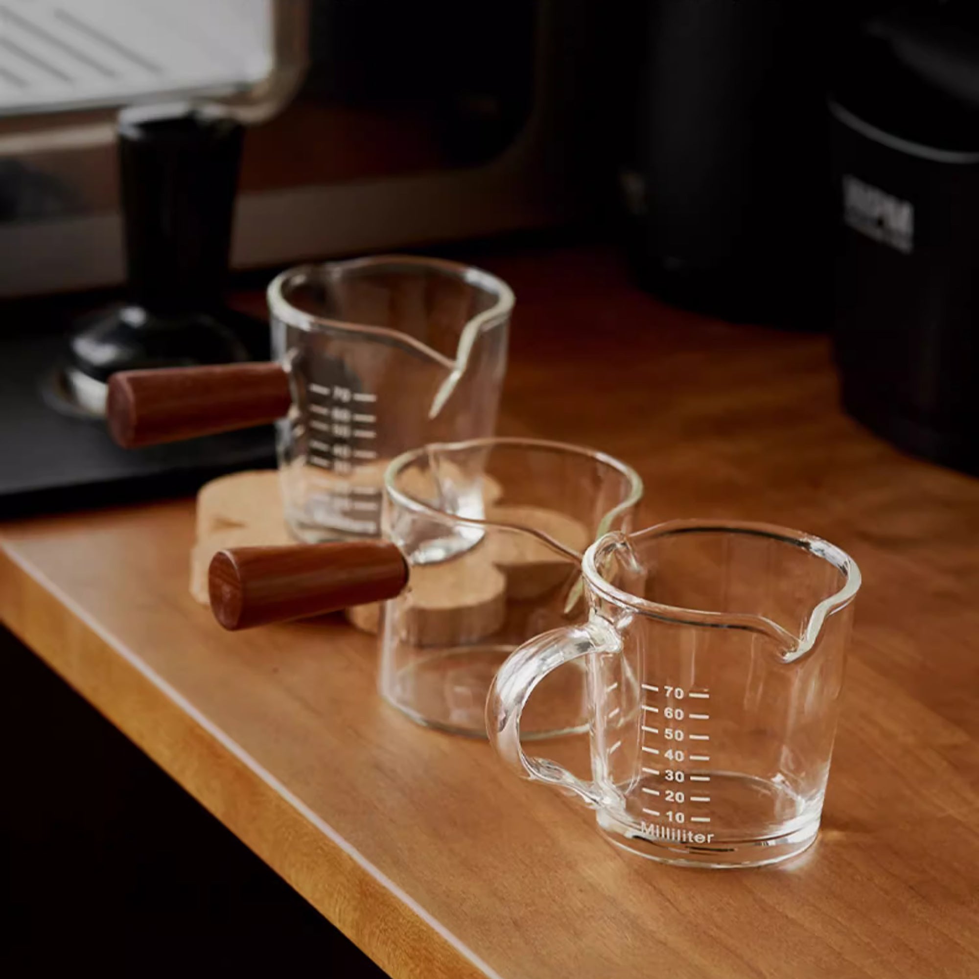 Verre doseur en borosilicate avec double bec verseur