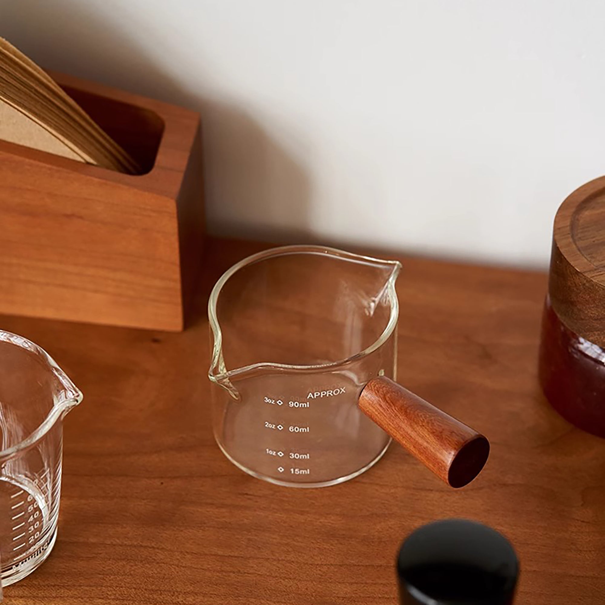 Verre doseur en borosilicate avec double bec verseur