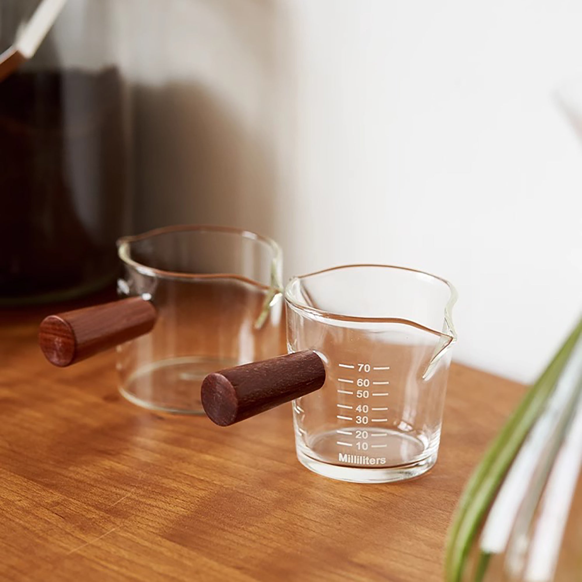 Verre doseur en borosilicate avec double bec verseur