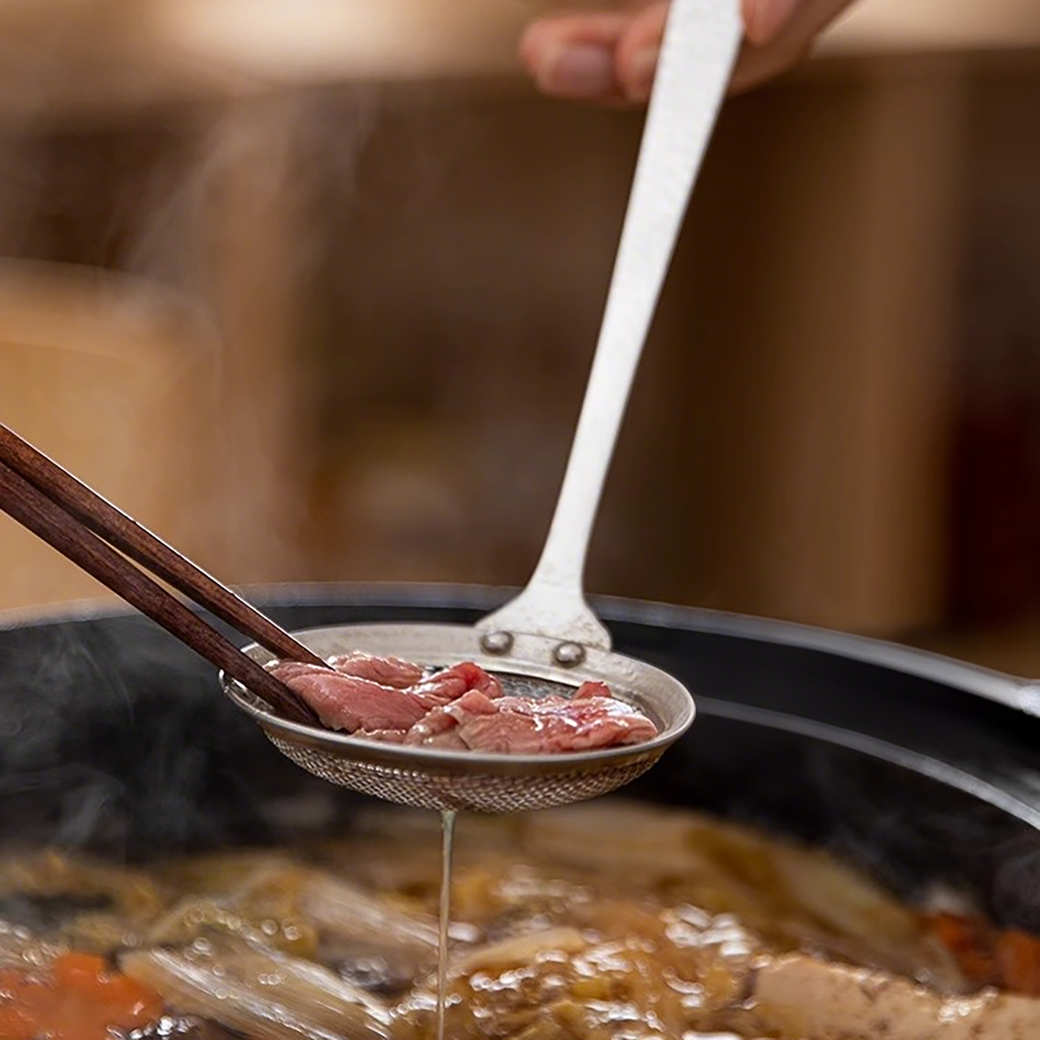 Écumoire Shimoyama en style épuré