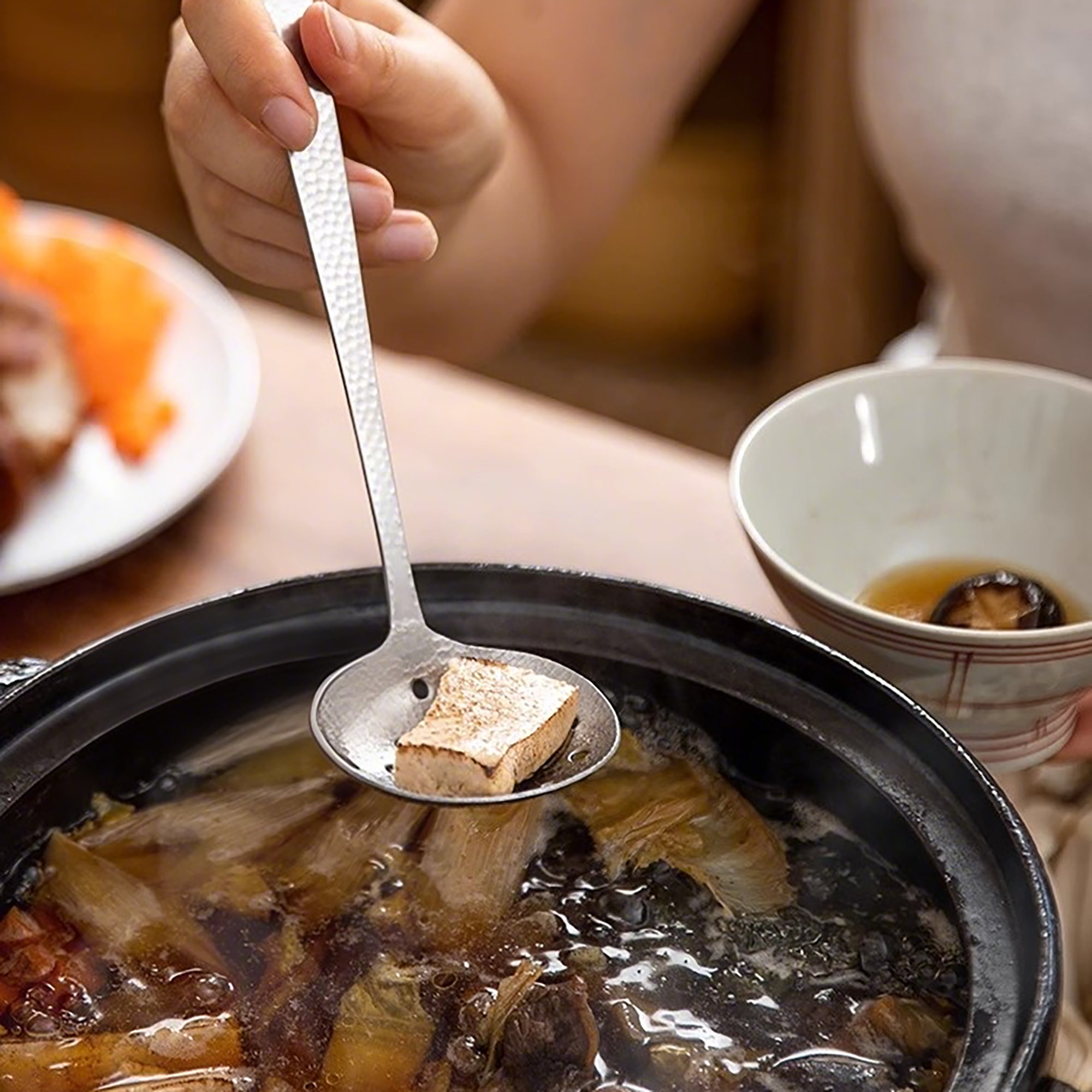 Écumoire Shimoyama en style épuré