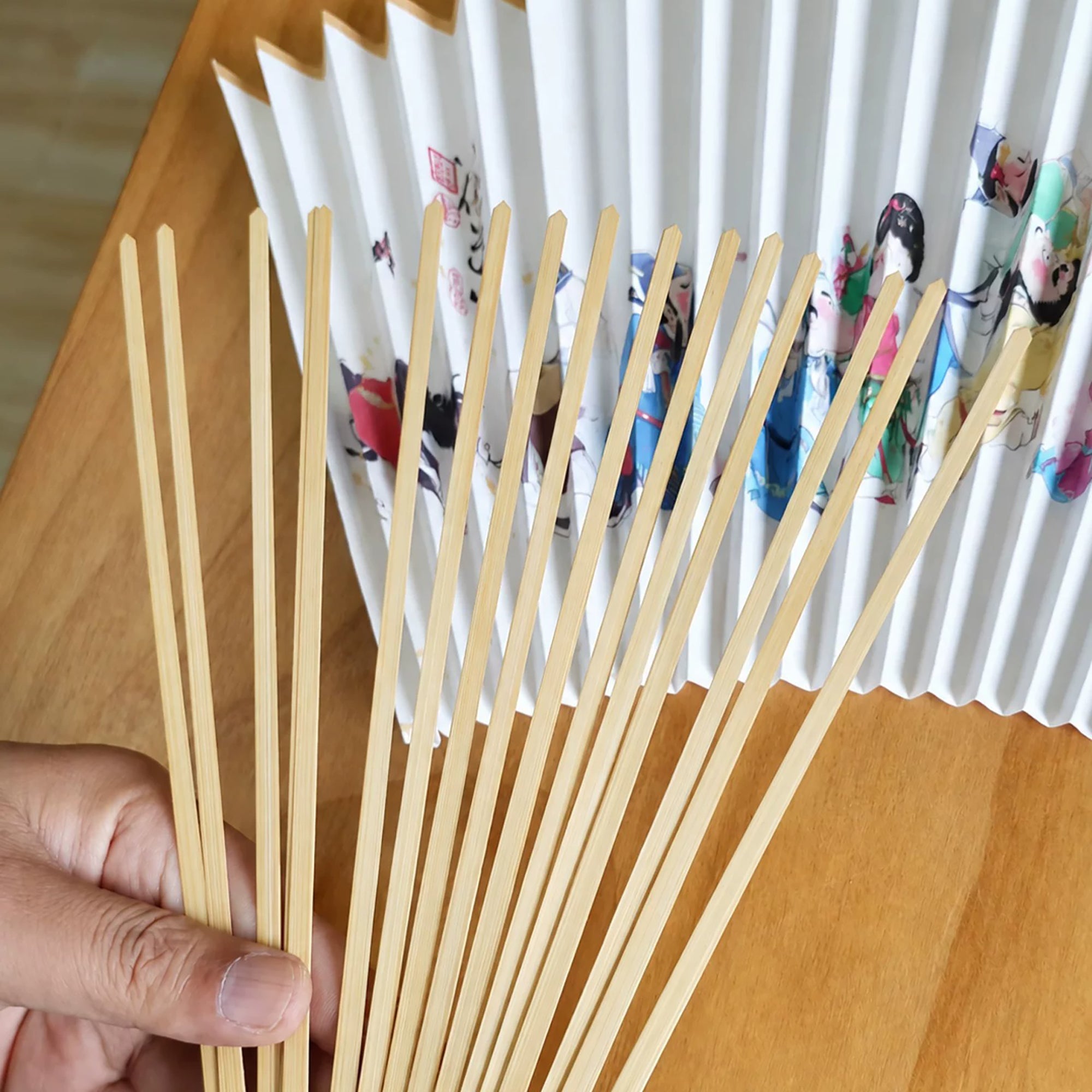 Éventail pliant artisanal chinois en papier Xuan et bambou d’Anji