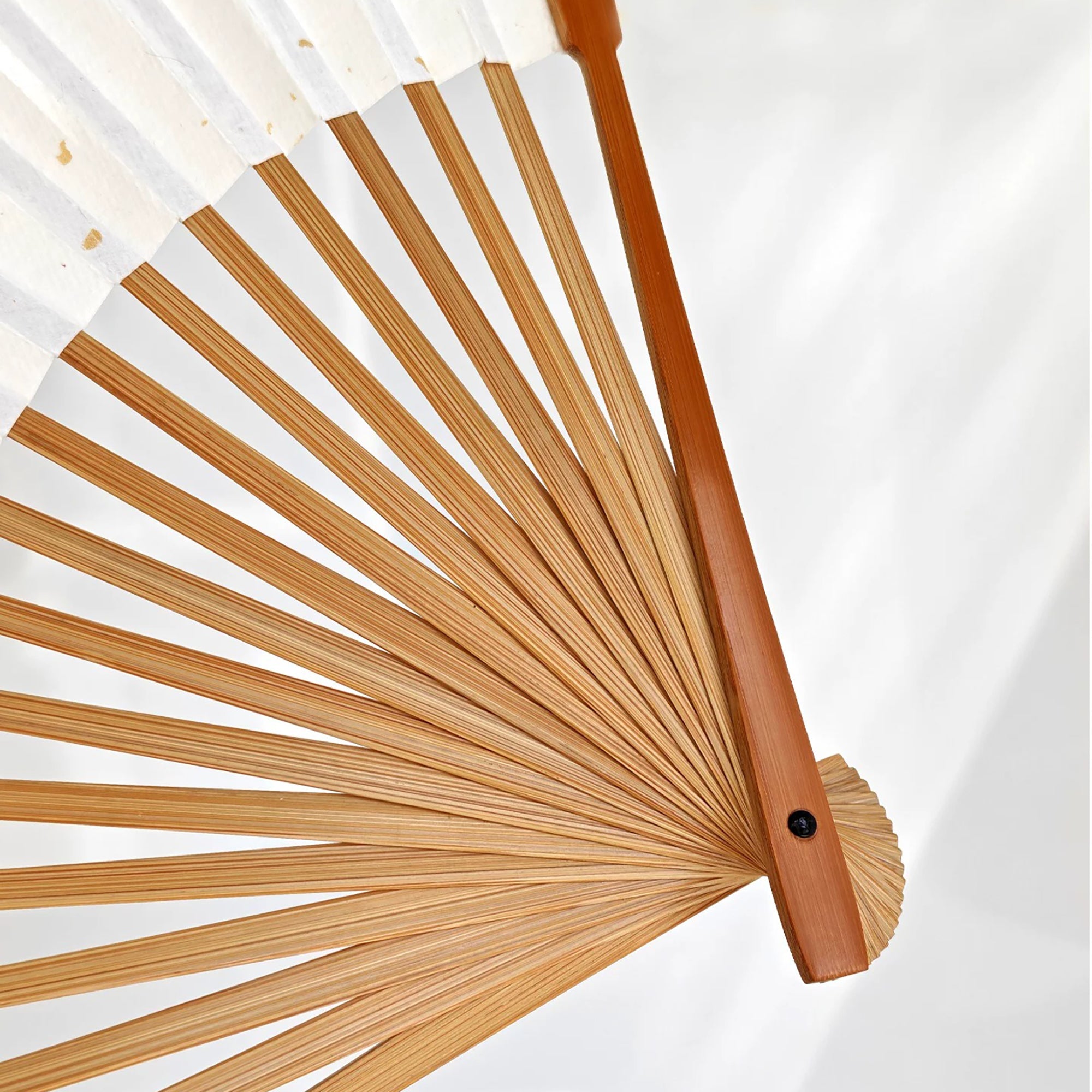 Éventail pliant artisanal chinois en papier Xuan et bambou d’Anji