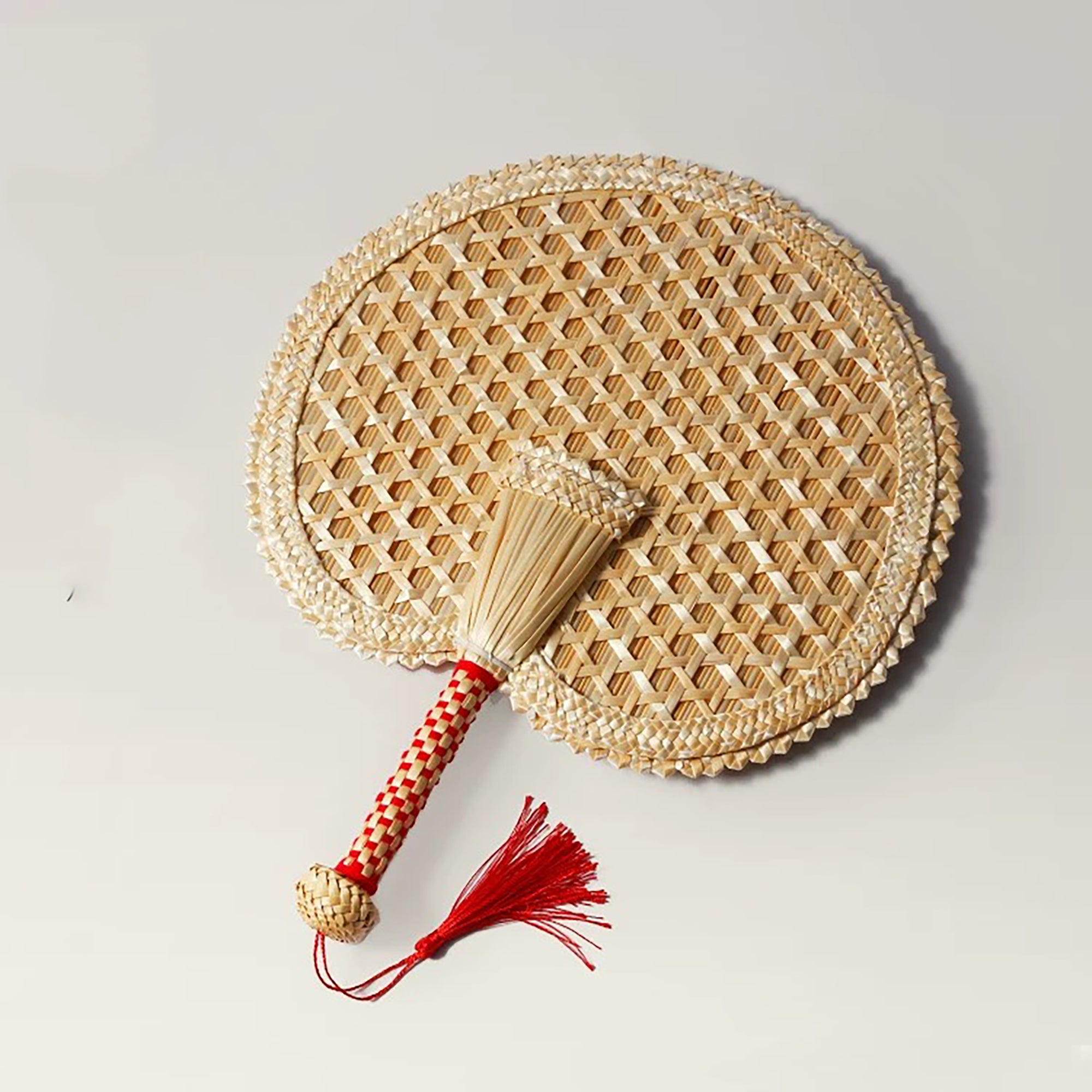 Éventail traditionnel tressé en paille