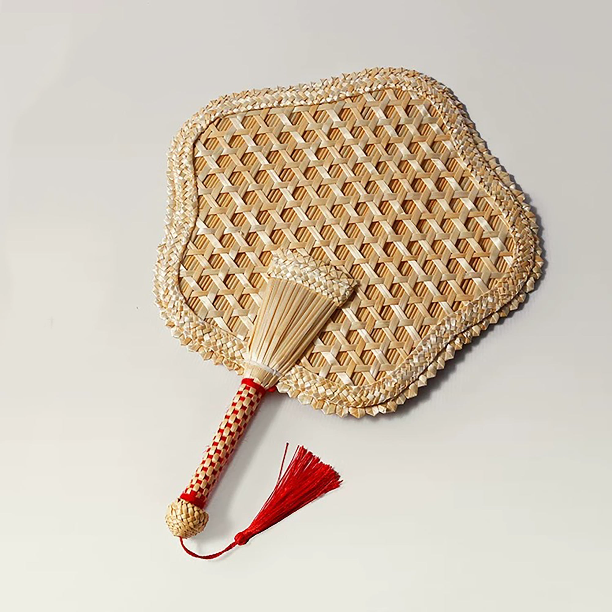 Éventail traditionnel tressé en paille
