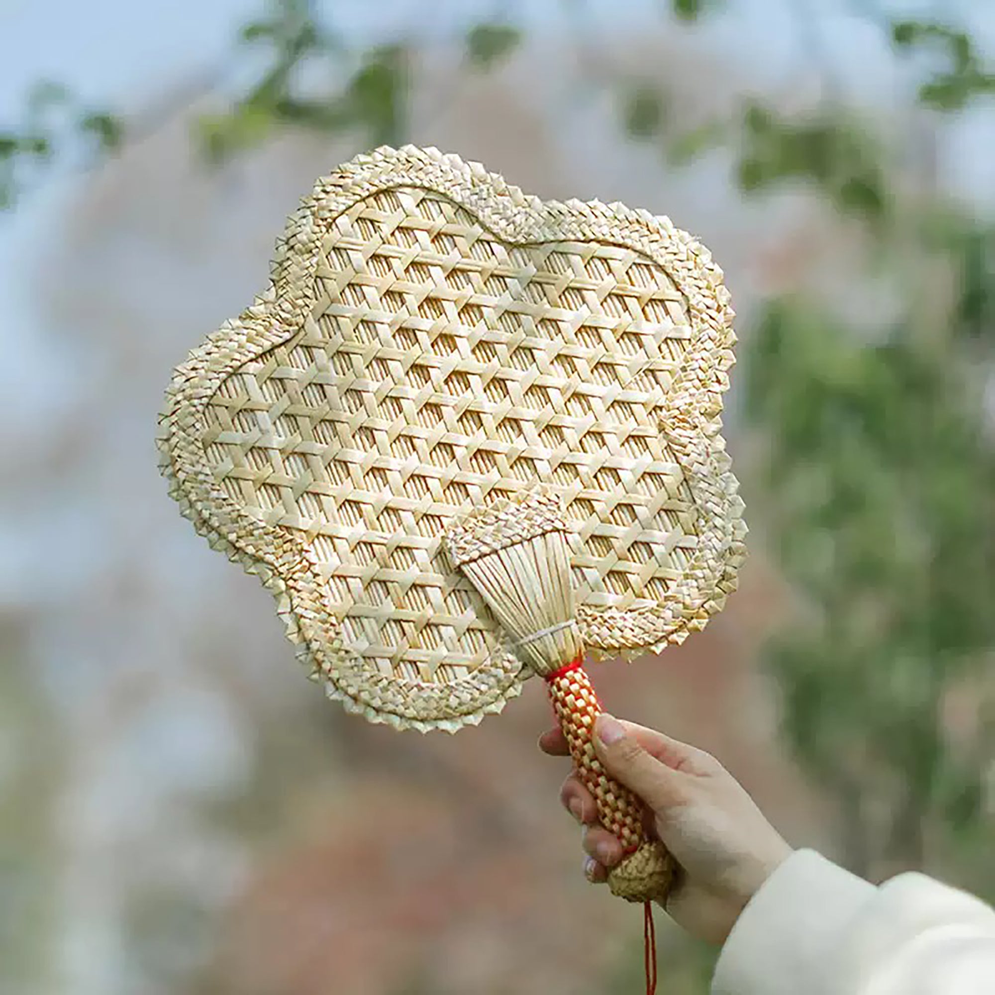 Éventail traditionnel tressé en paille