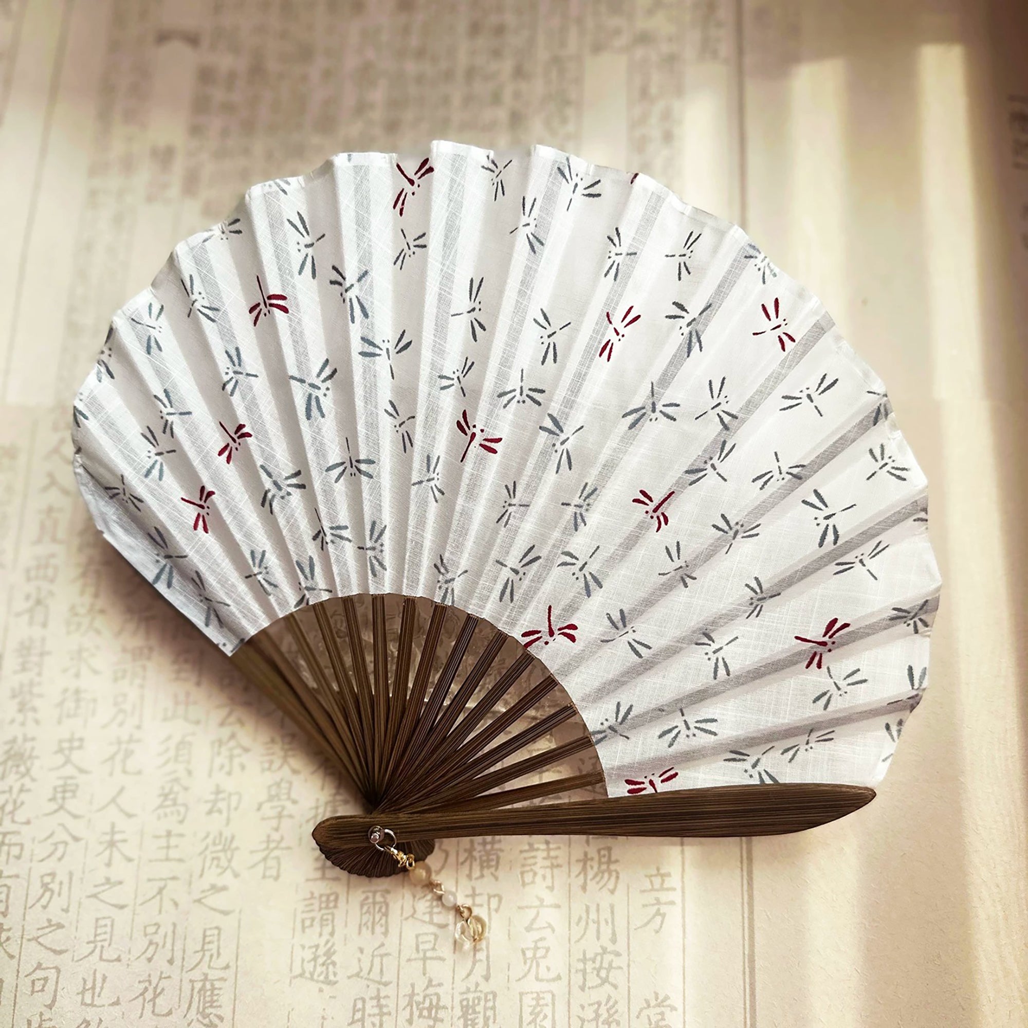 Mini éventail pliant en forme d’ombrelle motif Libellule