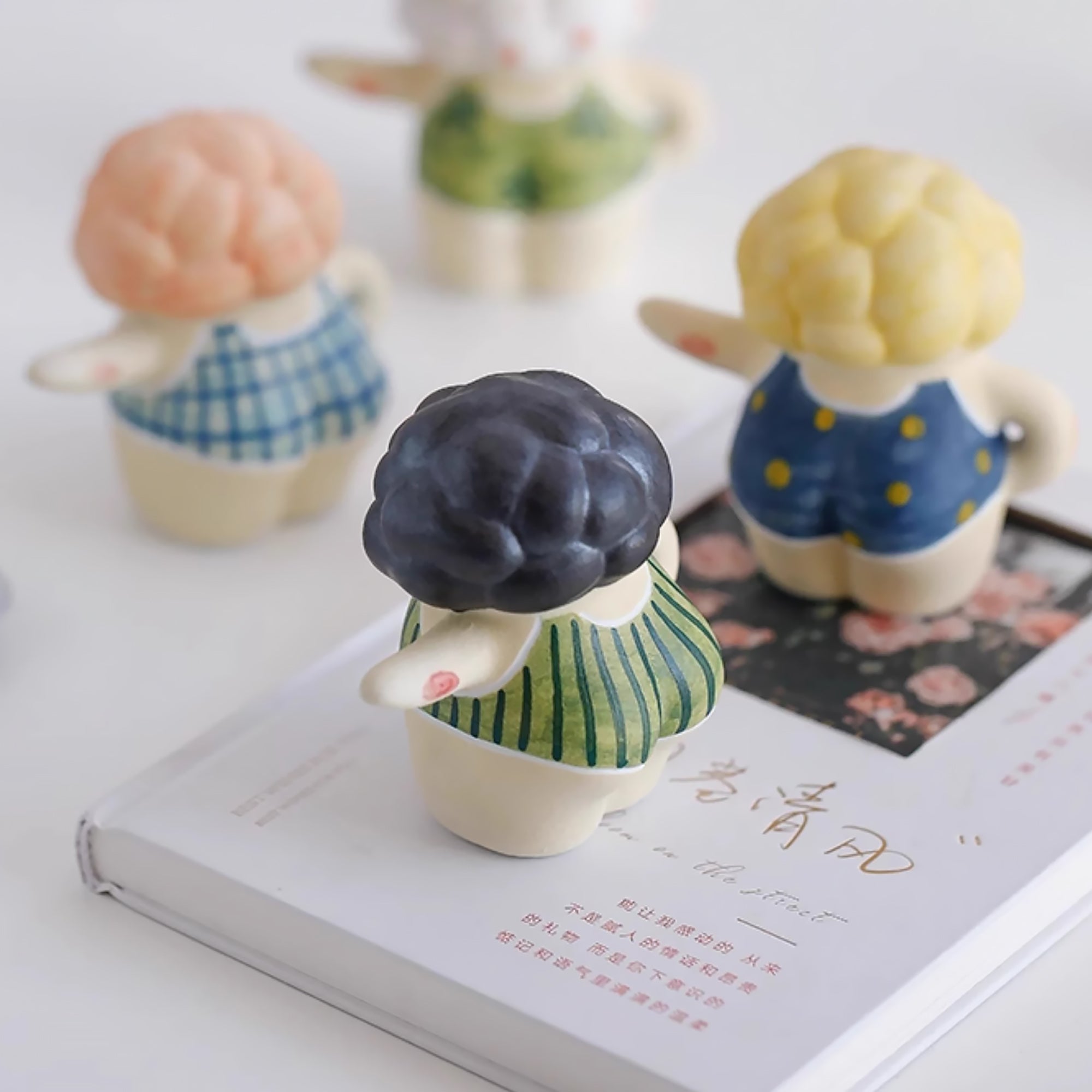 Figurine poupée artisanale en céramique faite à la main