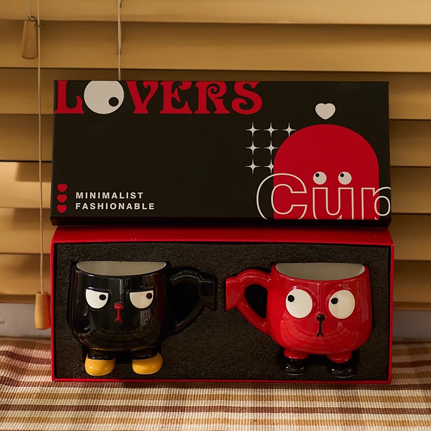 Mugs en céramique avec poignées cœur
