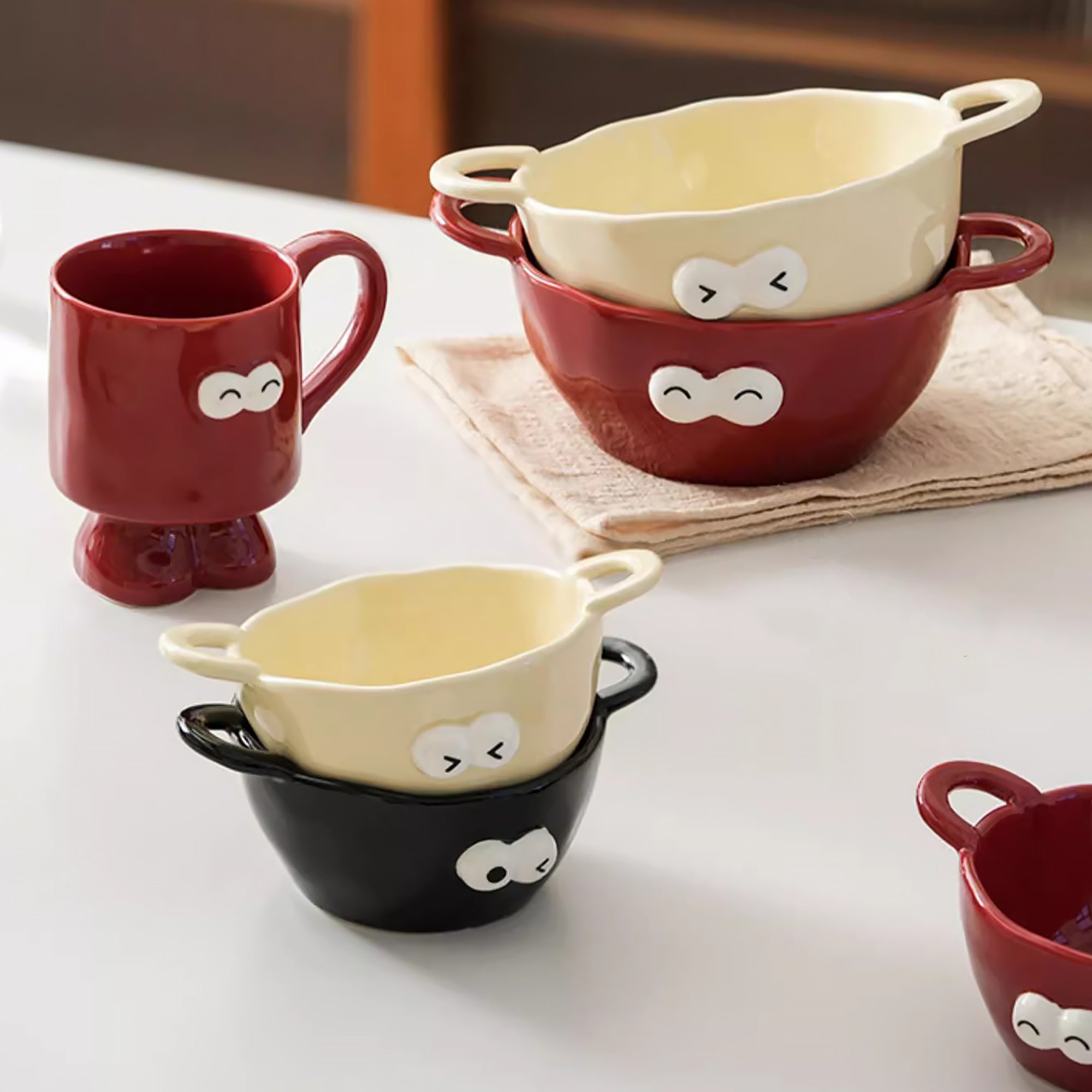 Mug en céramique sur pied motif emoji yeux ronds