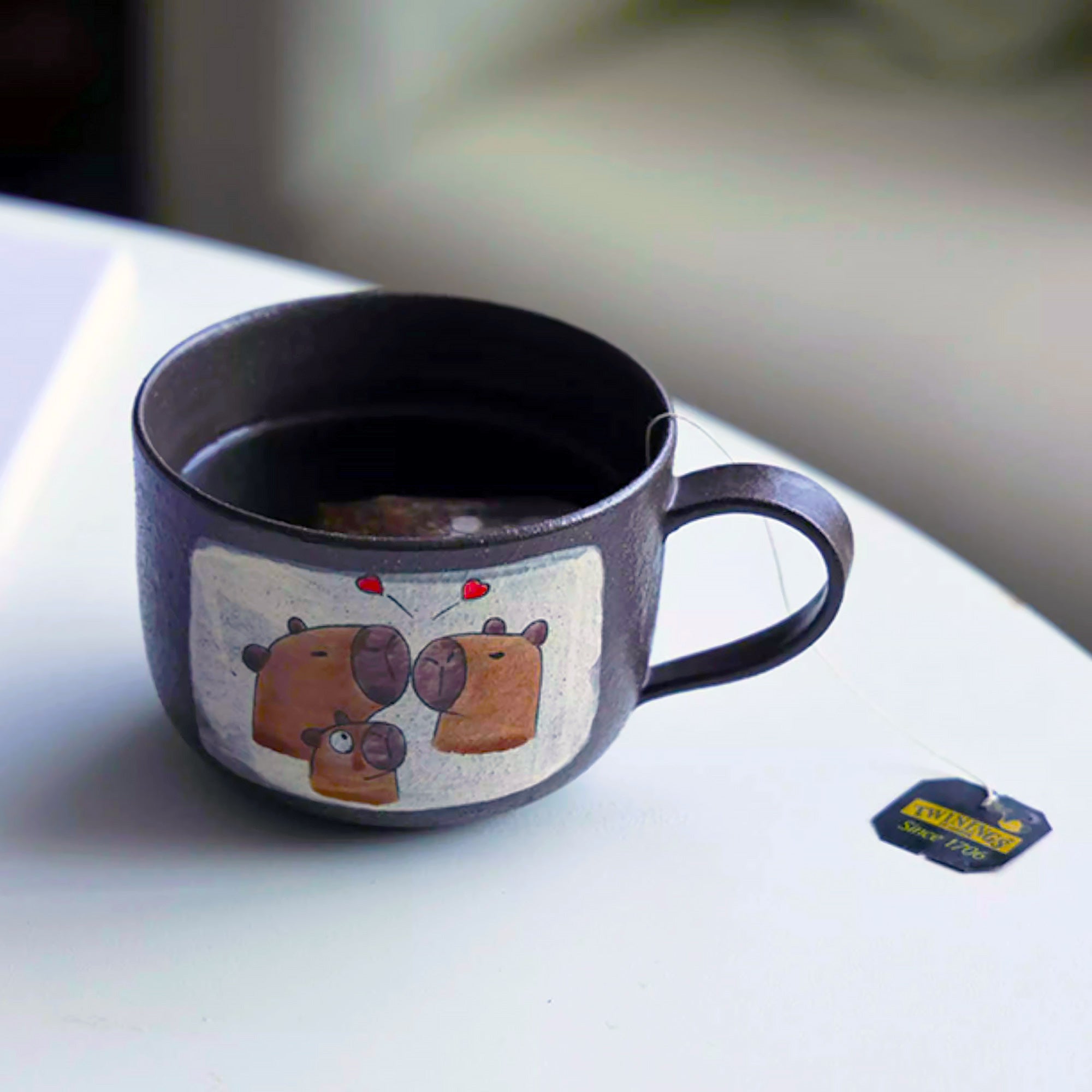 Mug en argile violette fait main avec motif de Série “Bons Potos”