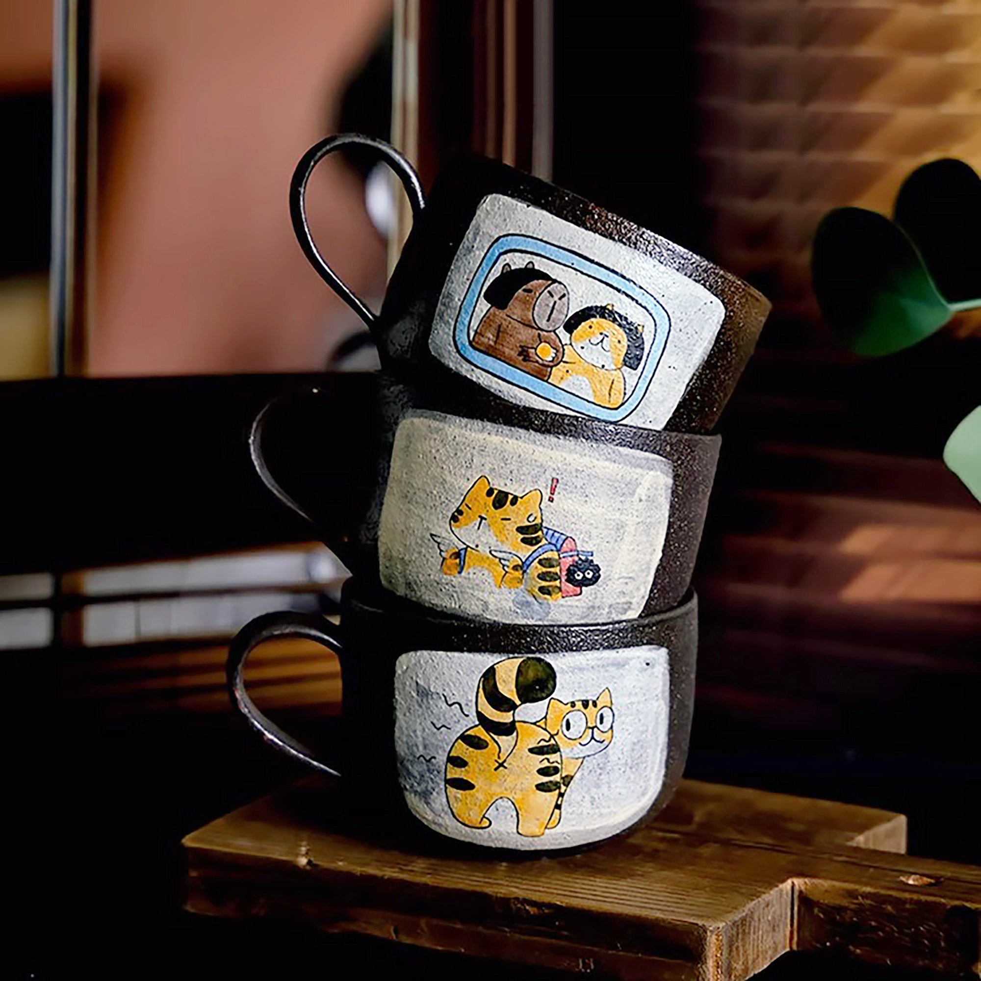 Mug en argile violette fait main avec motif de Série “Bons Potos”