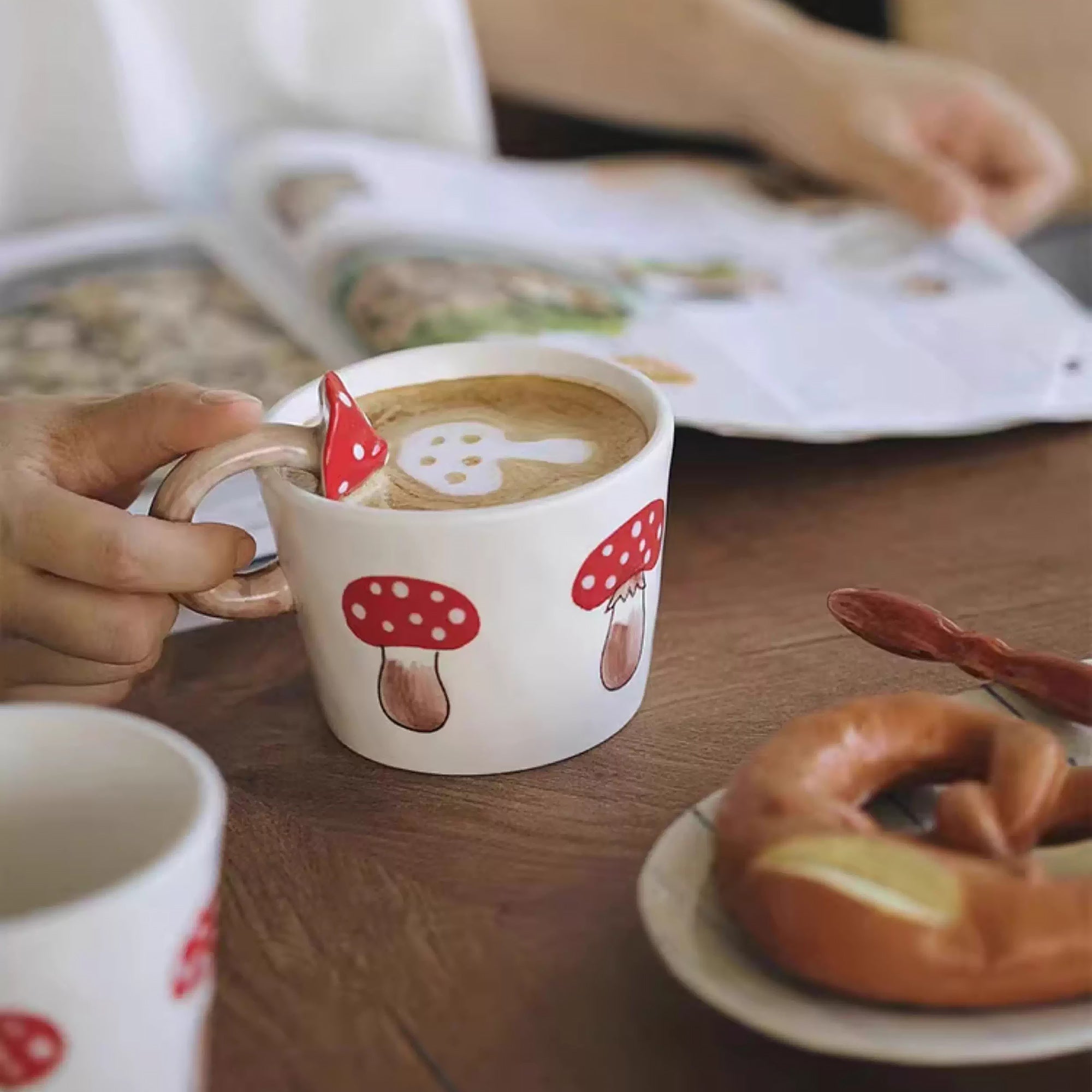 Tasse à café en céramique avec anse champignon rouge