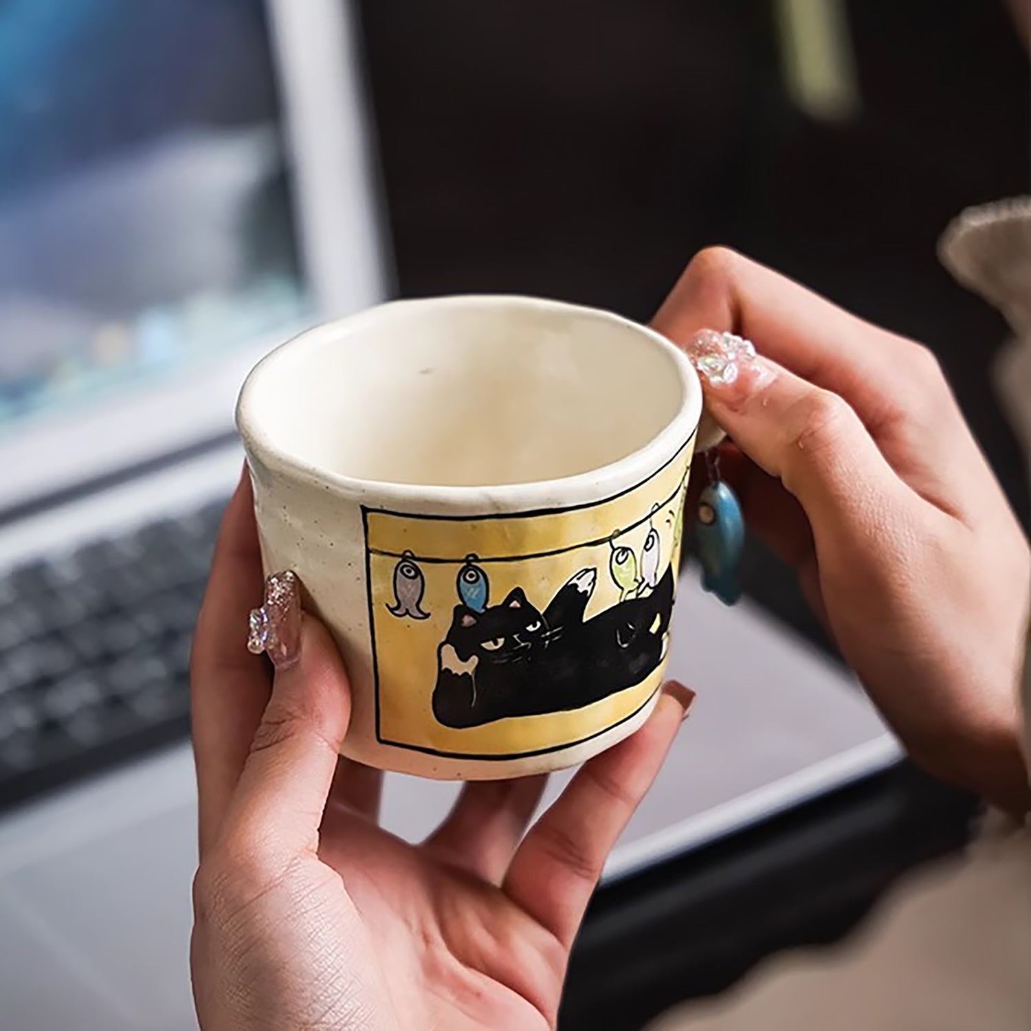 Tasse à café artisanale en céramique avec Motif “Chat et poisson”