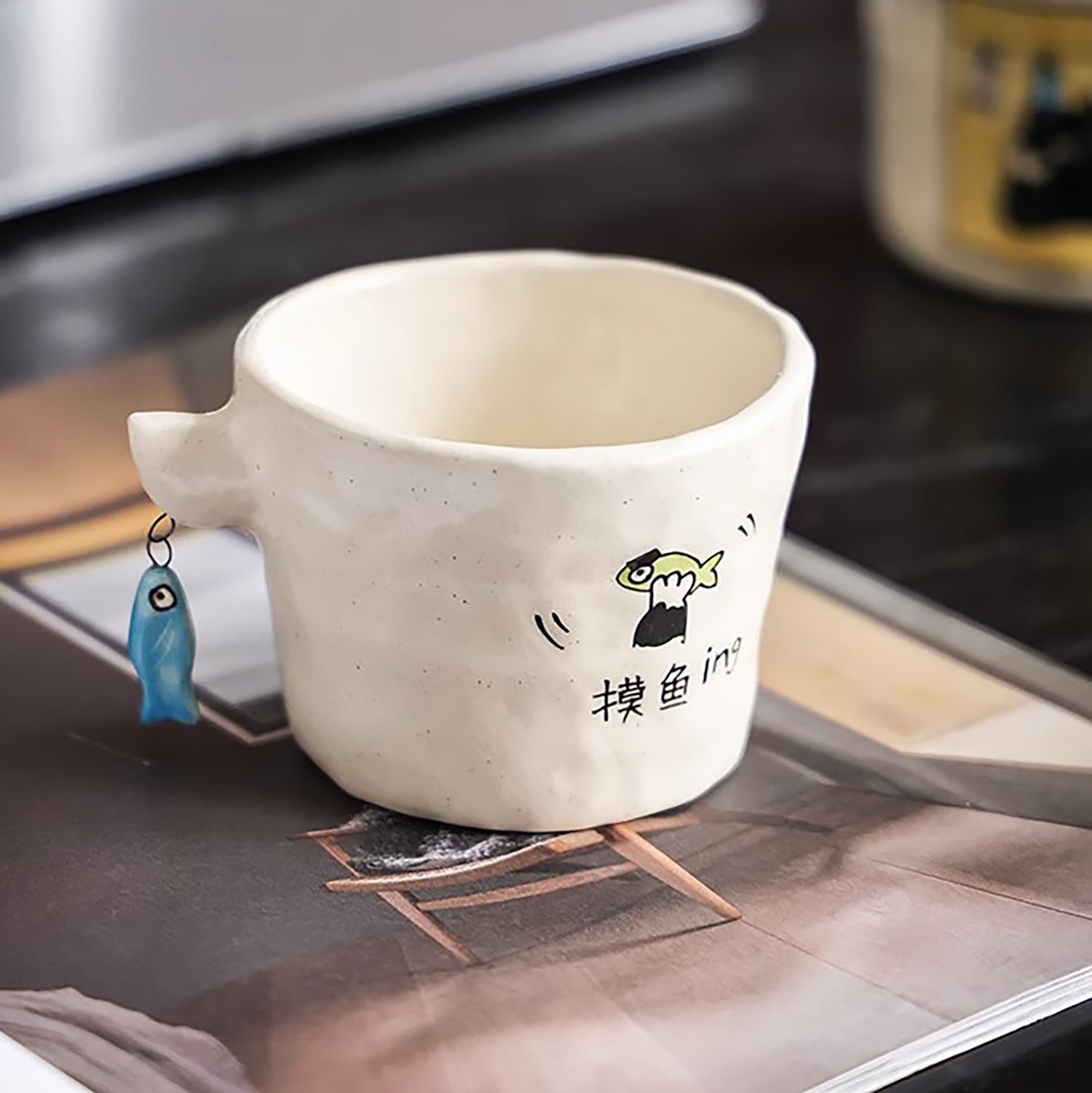 Tasse à café artisanale en céramique avec Motif “Chat et poisson”