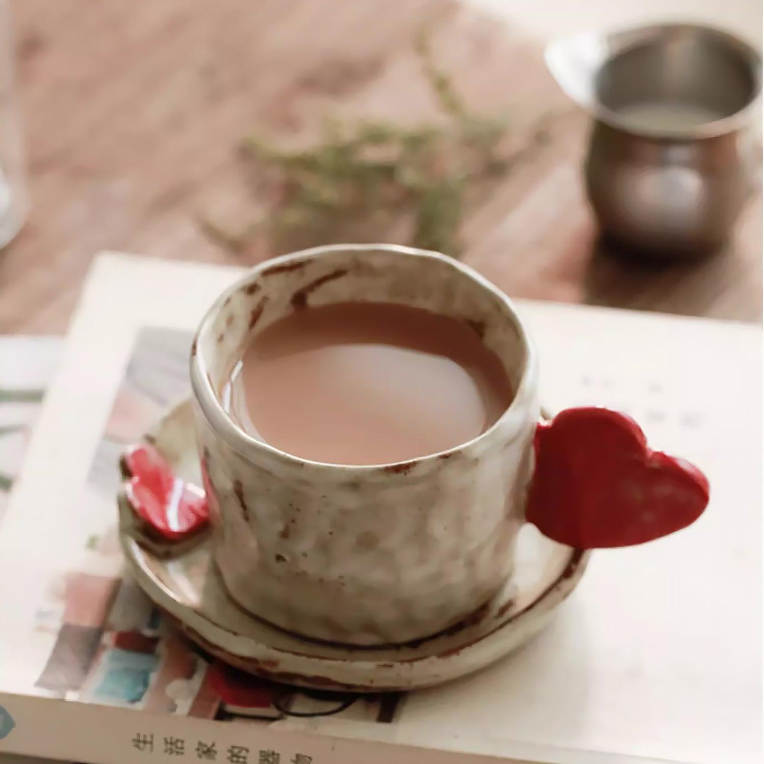 Tasse à café en céramique faite main avec cœur en relief
