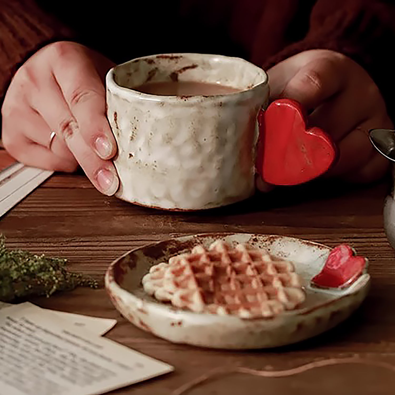 Tasse à café en céramique faite main avec cœur en relief