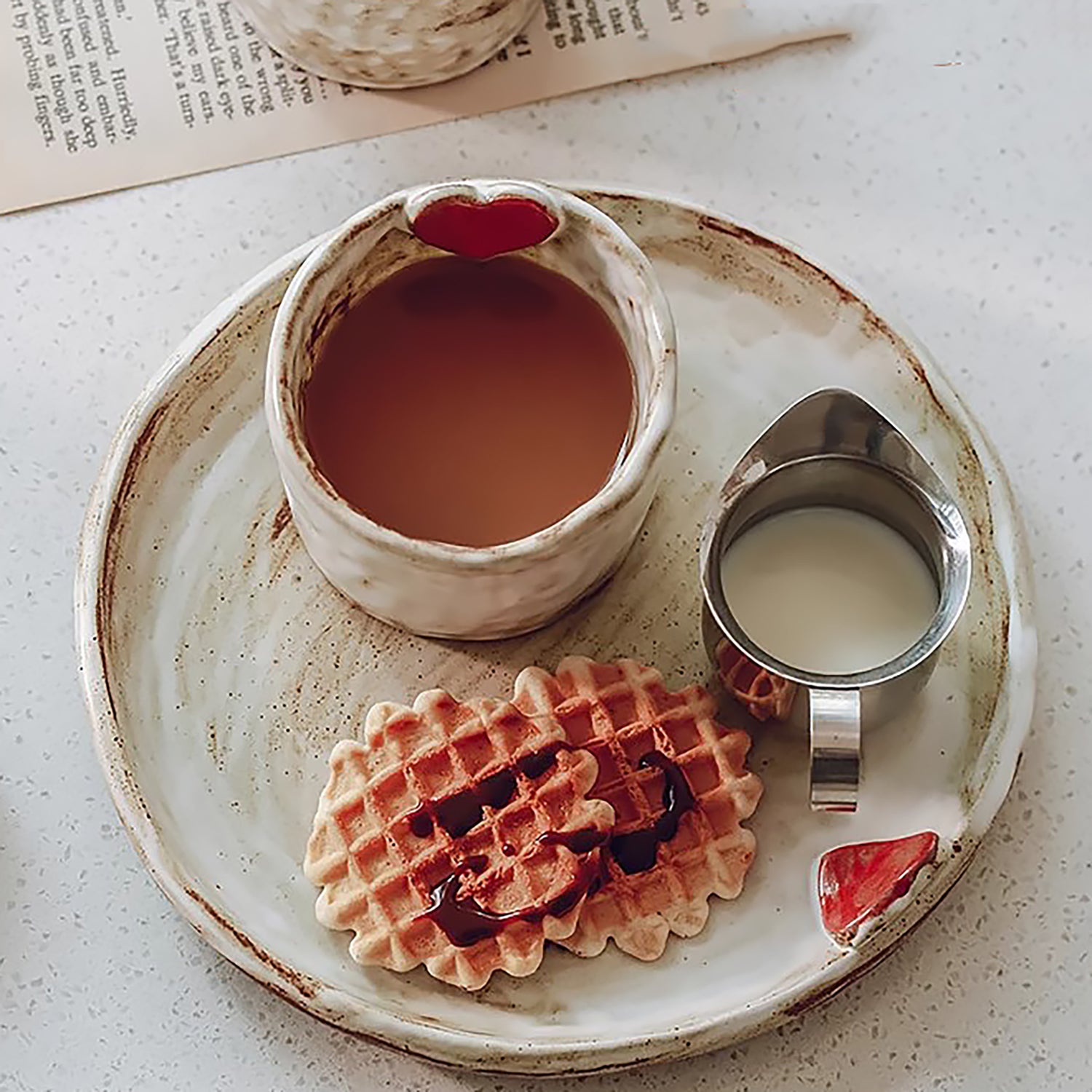 Tasse à café en céramique faite main avec cœur en relief