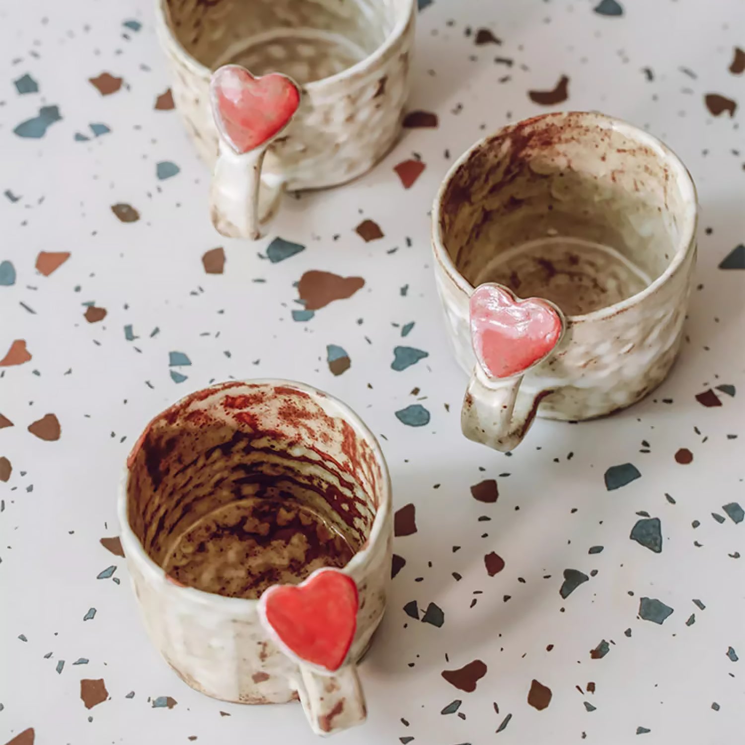 Tasse à café en céramique faite main avec cœur en relief