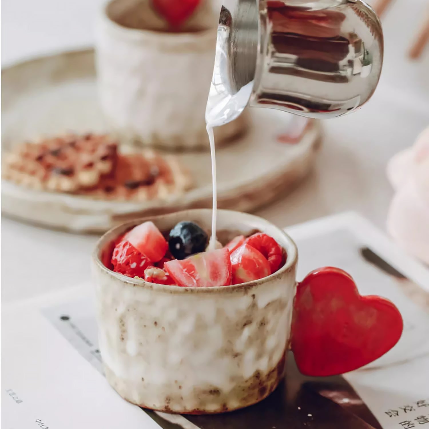 Tasse à café en céramique faite main avec cœur en relief